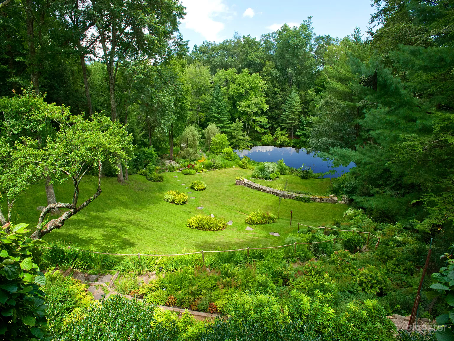 Cotswold Cottage with Expansive English Garden Photo 4