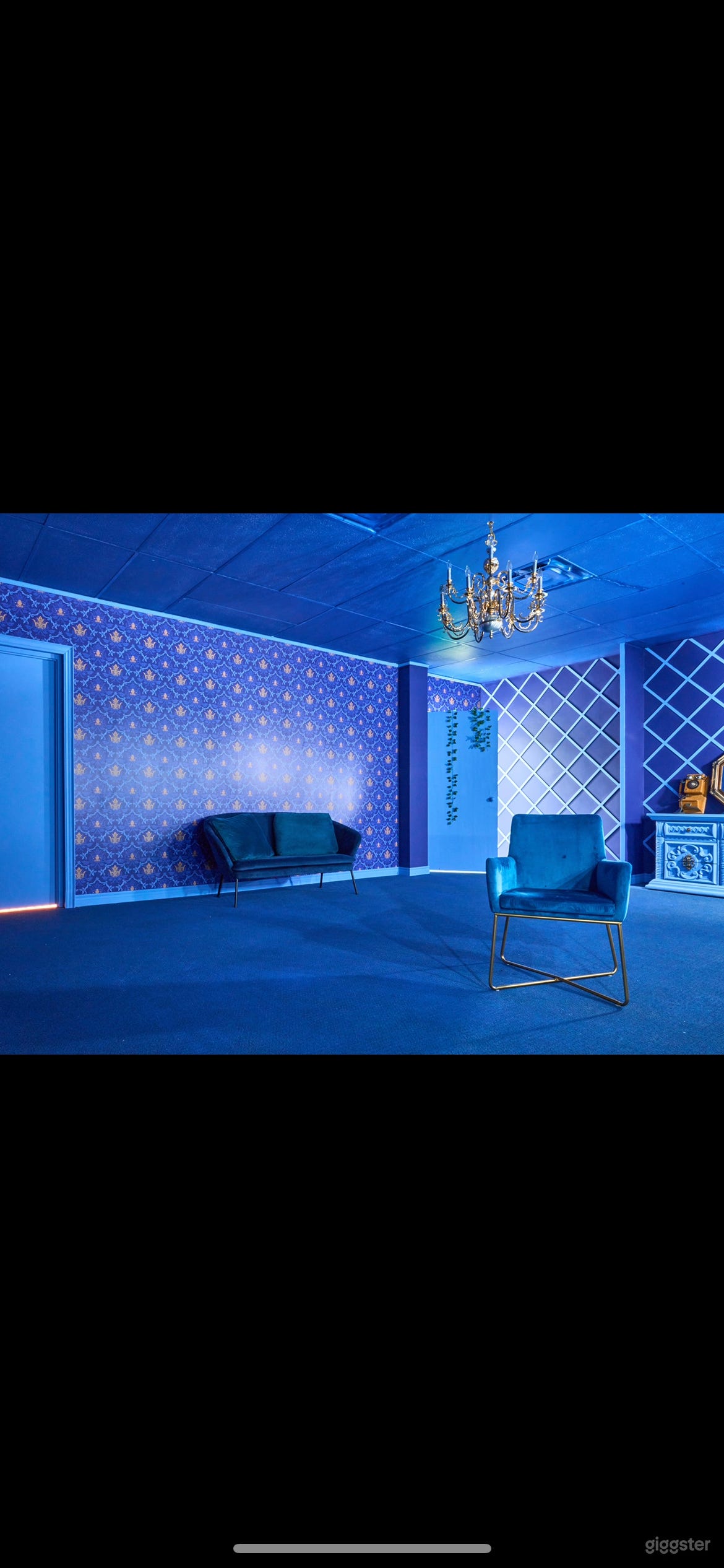 Victorian themed Blue Luxury Suite + props Photo 2