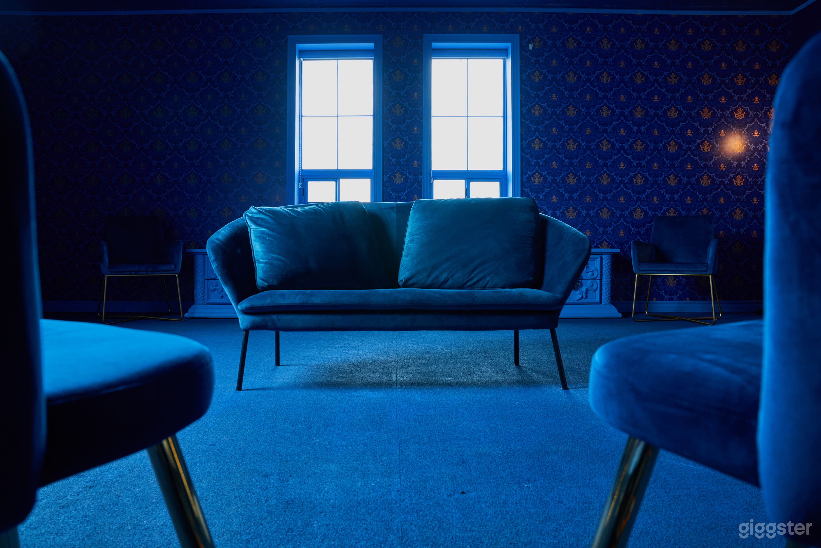 Victorian themed Blue Luxury Suite + props Photo 3