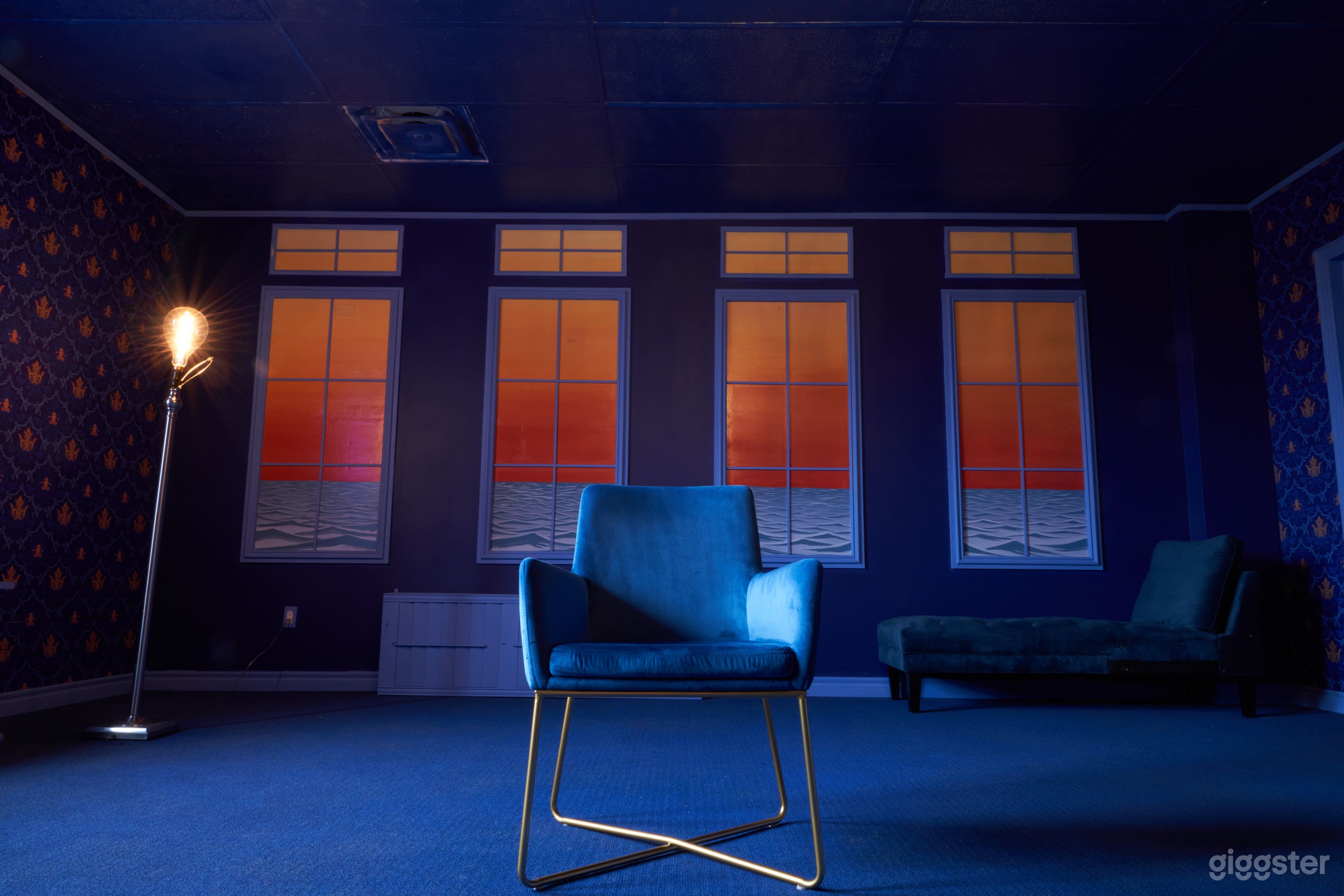 Victorian themed Blue Luxury Suite + props Photo 4