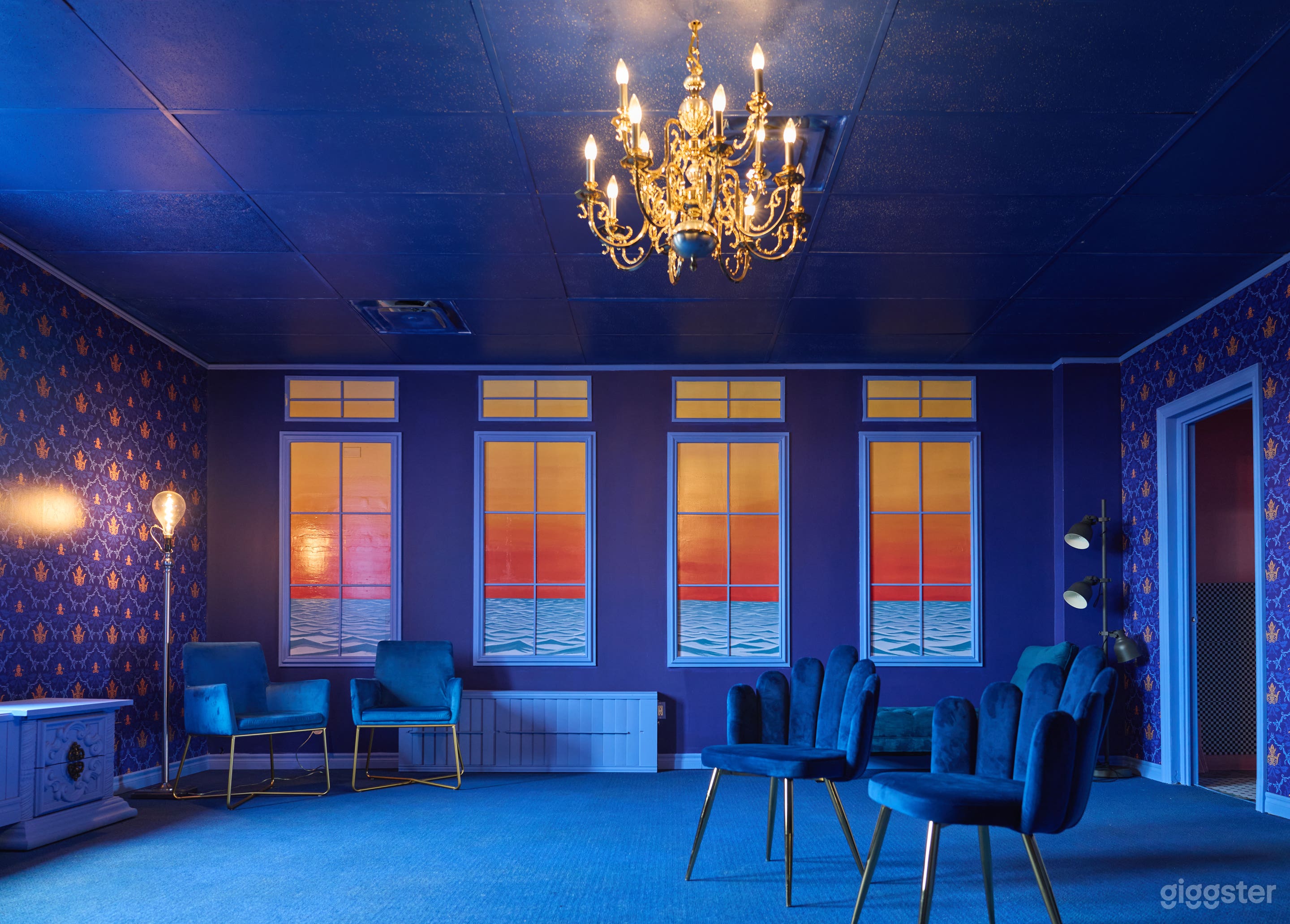 Victorian themed Blue Luxury Suite + props Photo 1