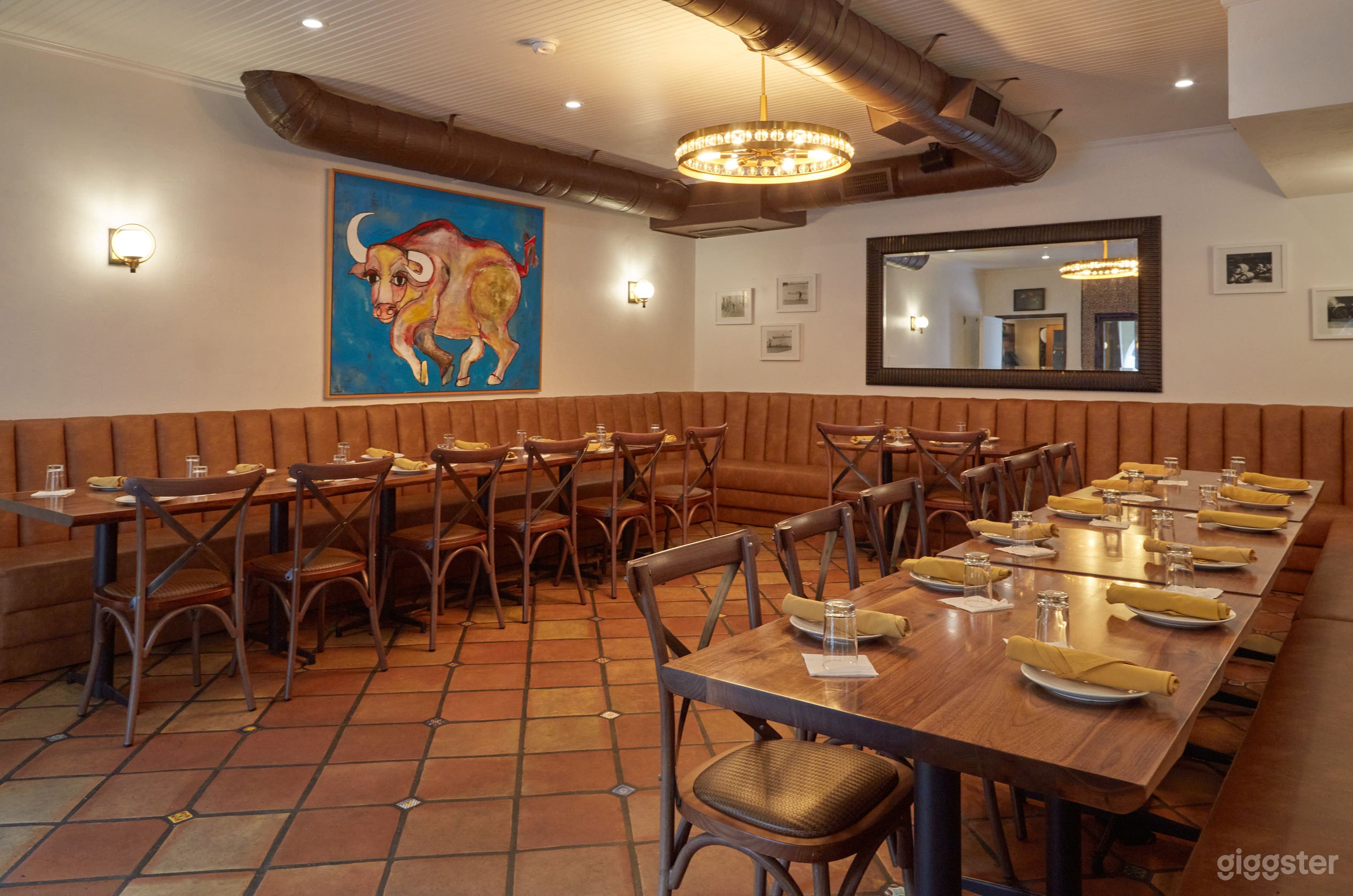 Spanish Restaurant & Garden Courtyard with European Charm Photo 4