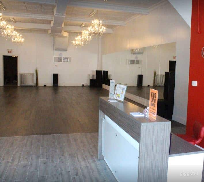  Studio A - Beautiful and Spacious Room for Larger Groups 