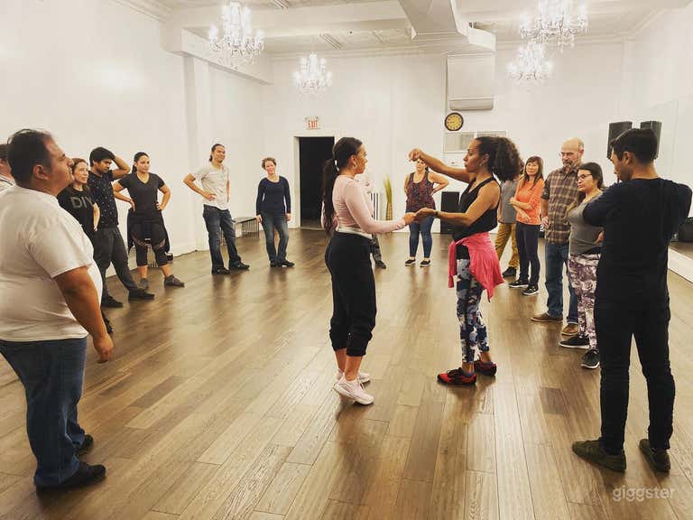  Studio A - Beautiful and Spacious Room for Larger Groups 