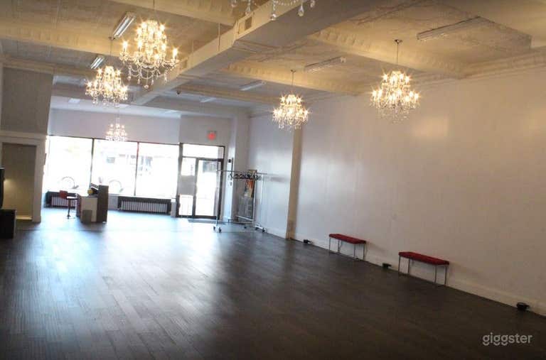  Studio A - Beautiful and Spacious Room for Larger Groups 