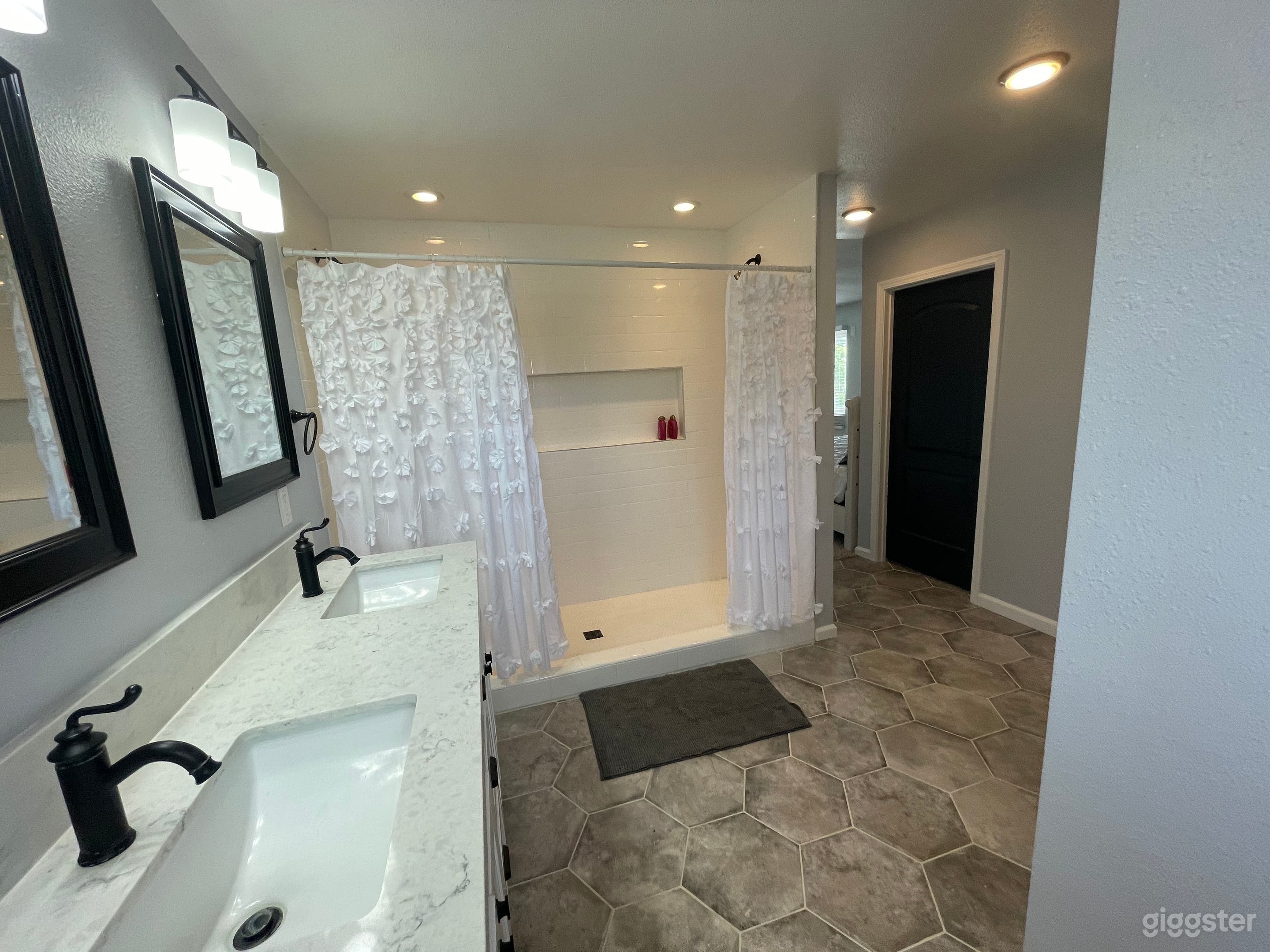 Master suite upstairs bathroom 