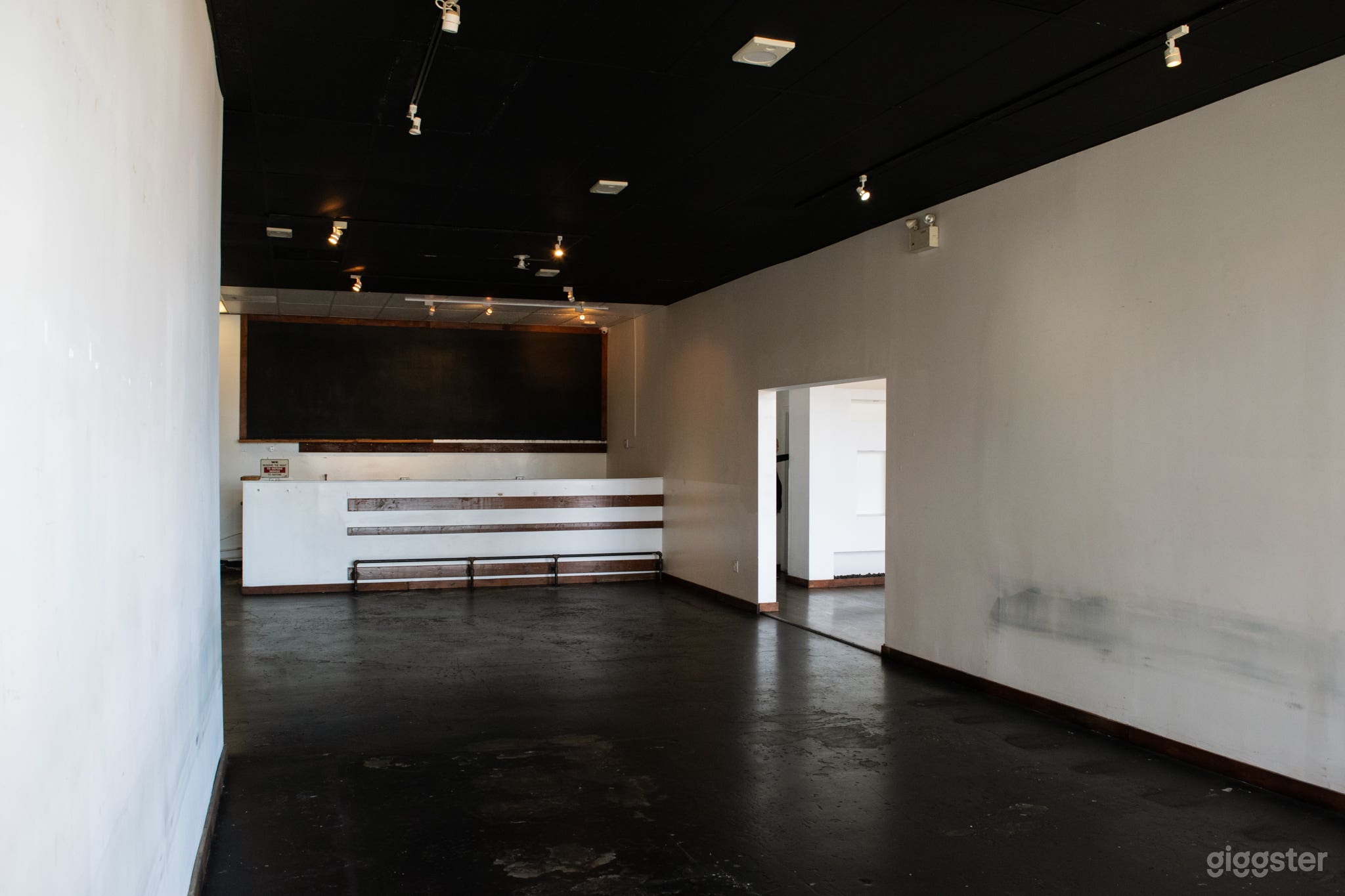 EMPTY - Centrally Located Mall for Filming Photo 4