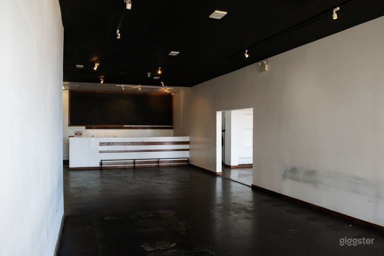  EMPTY - Centrally Located Mall for Filming 