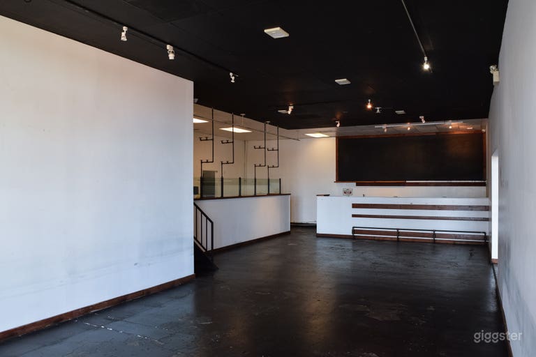  EMPTY - Centrally Located Mall for Filming 