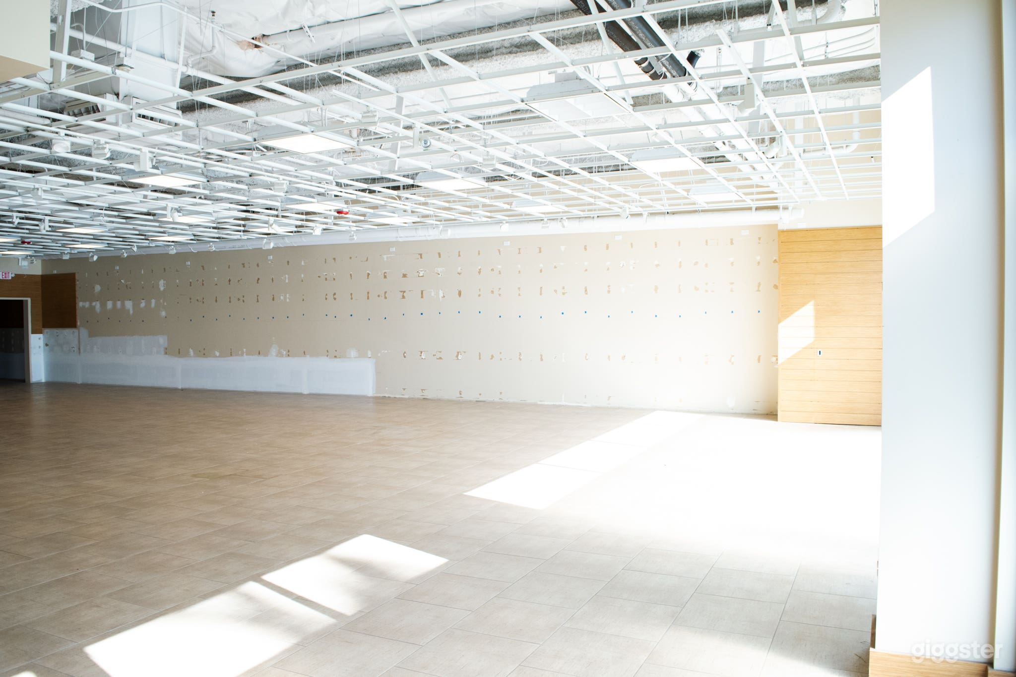 EMPTY - Centrally Located Mall for Filming Photo 2
