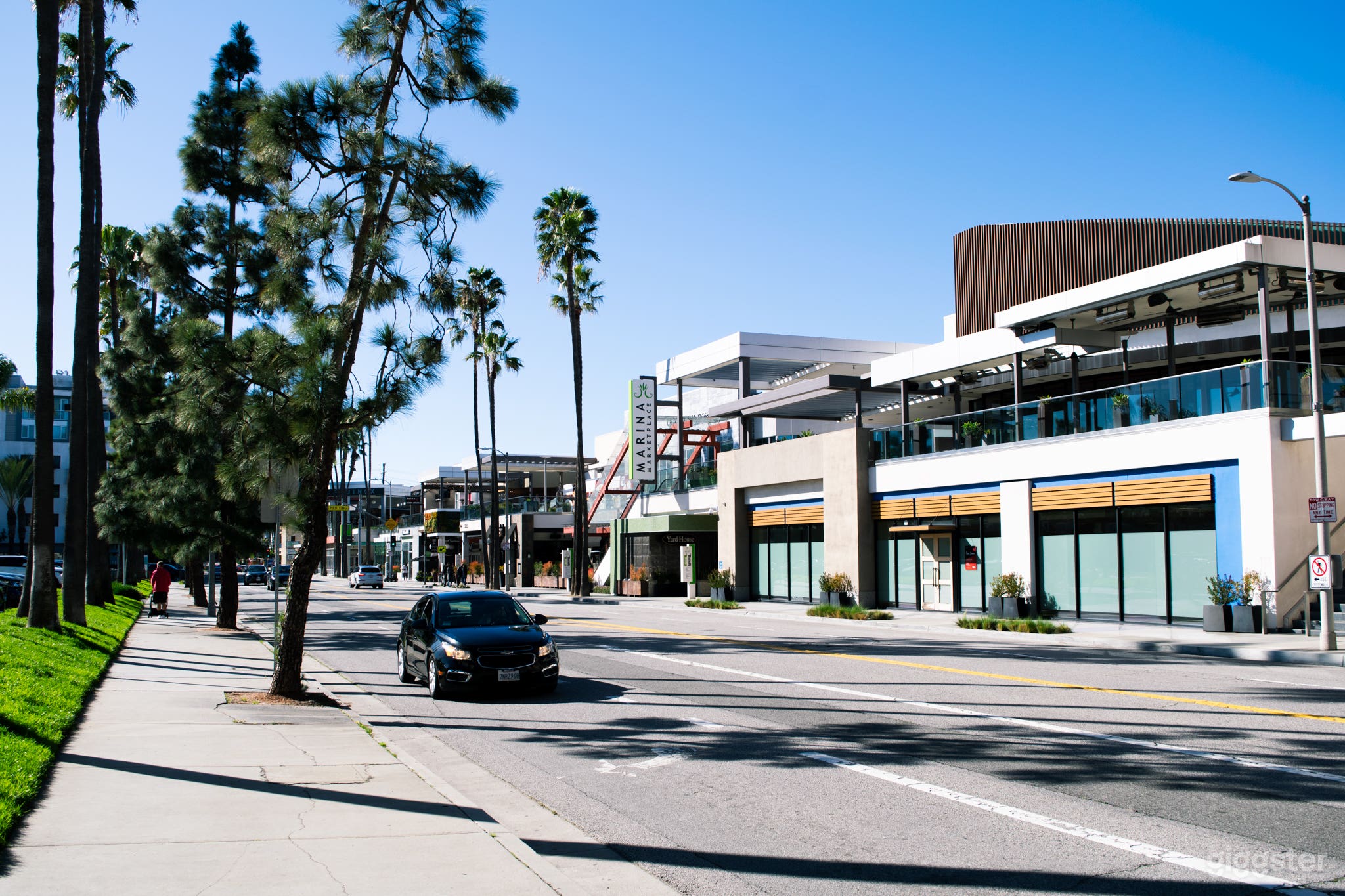 EMPTY - Centrally Located Mall for Filming Photo 1