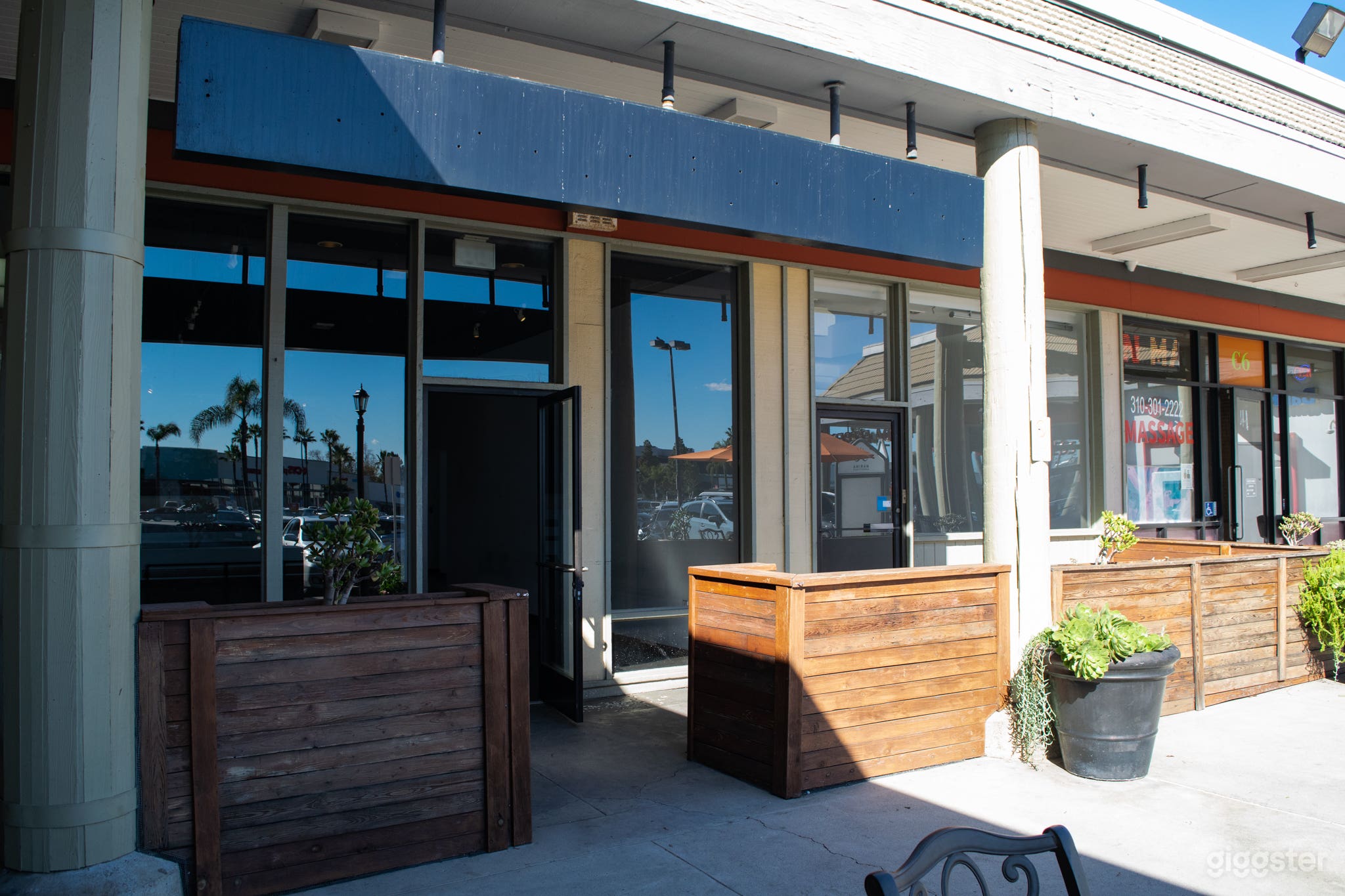 EMPTY - Centrally Located Mall for Filming Photo 3