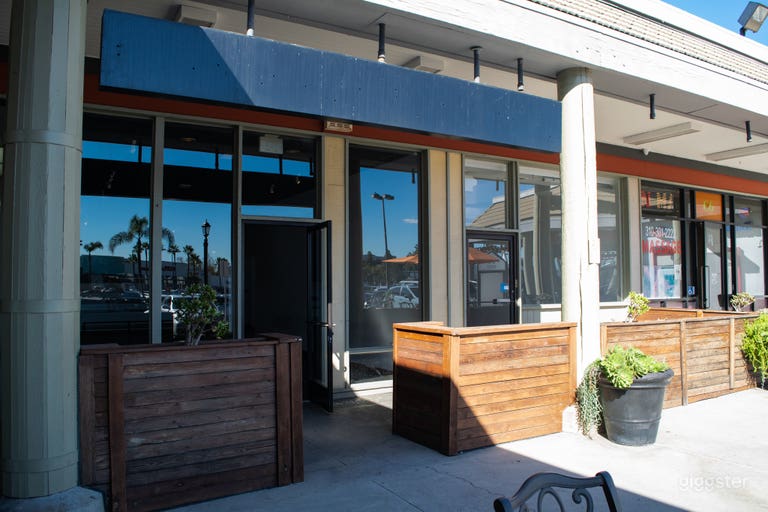  EMPTY - Centrally Located Mall for Filming 
