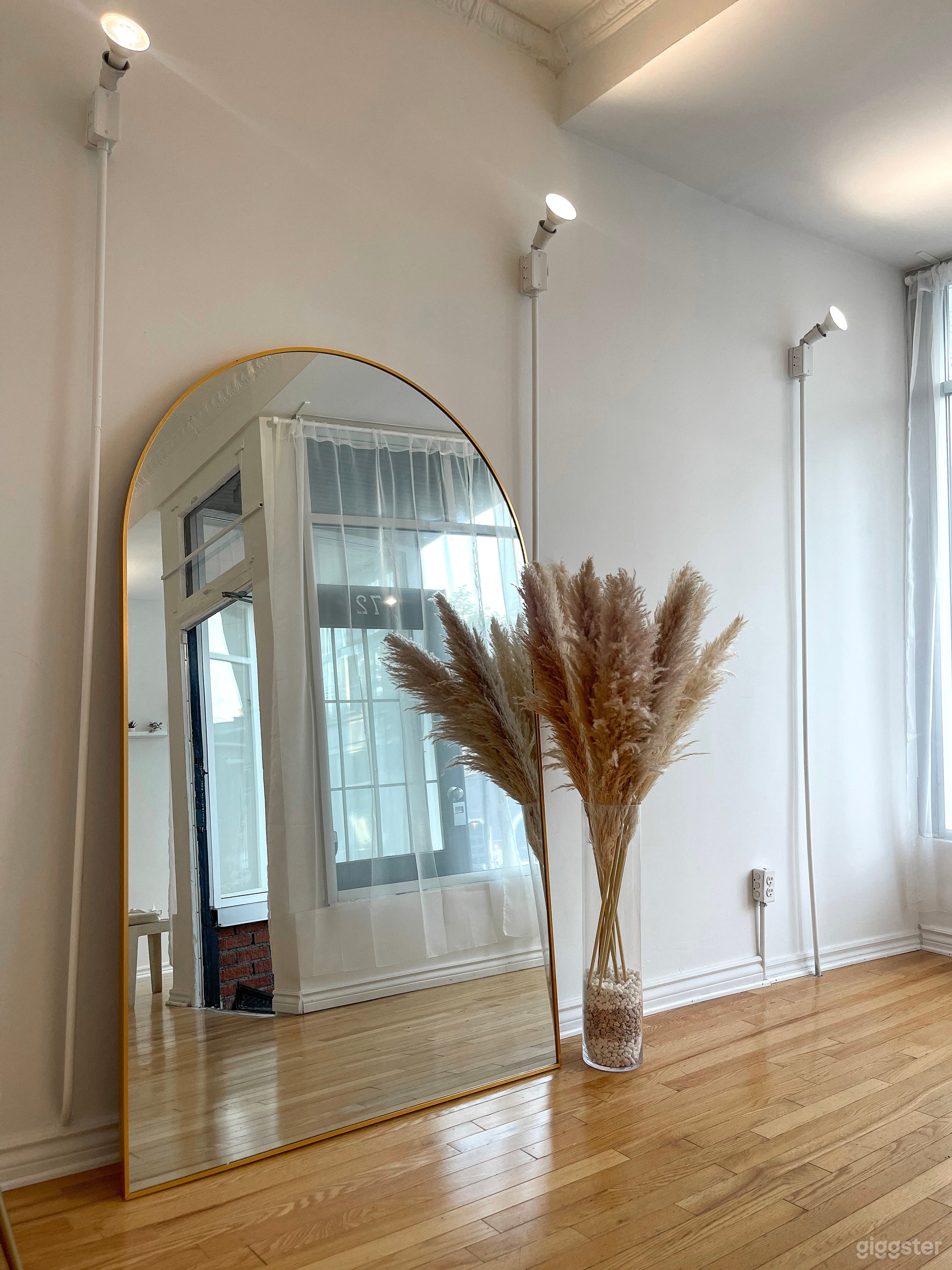 Bright Elegant Studio with Cyclo Wall Photo 3