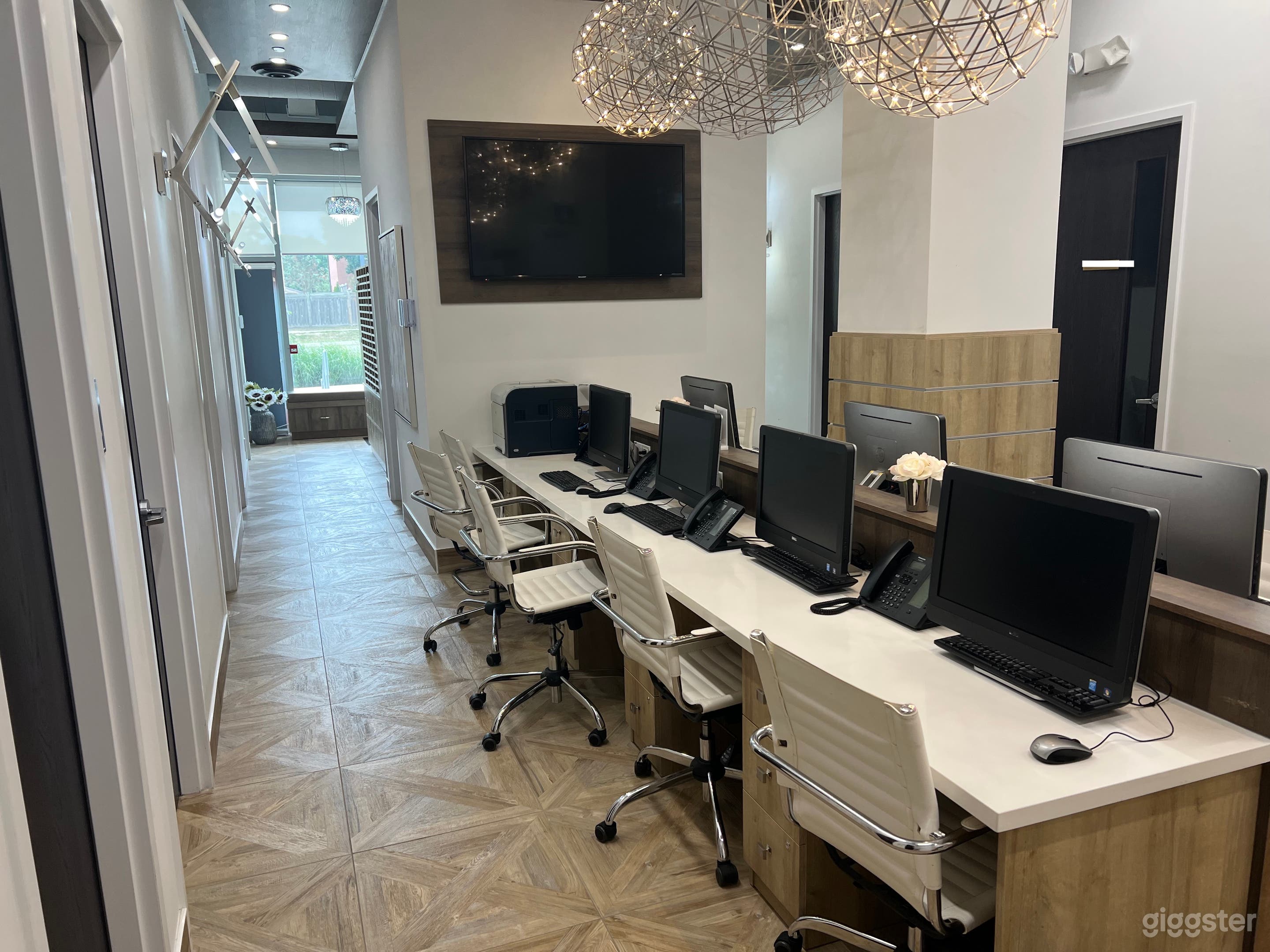 Office Space (Reception And Bullpen) Photo 3