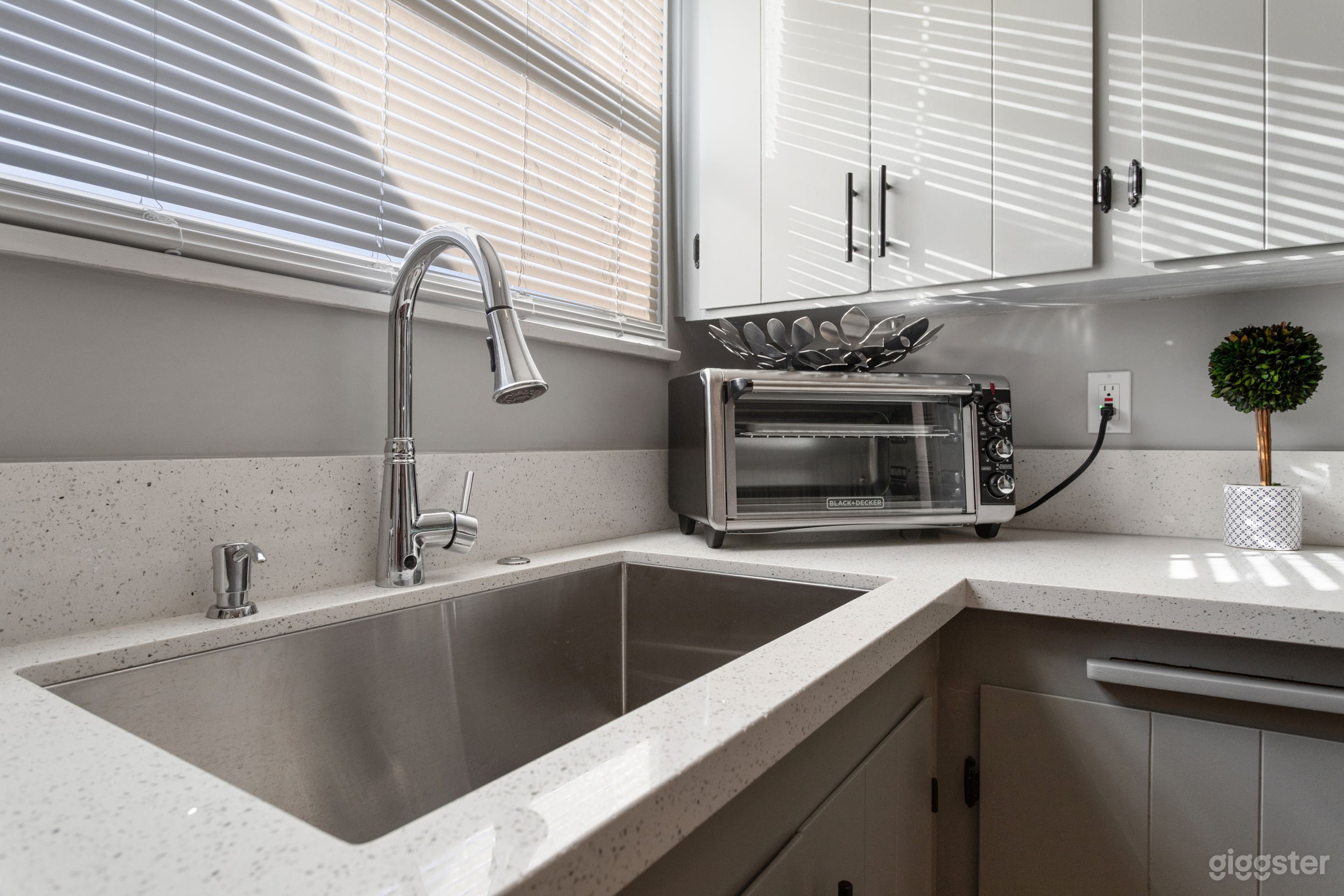 Traditional Home- In Northridge/Sherwood Forest. Photo 4