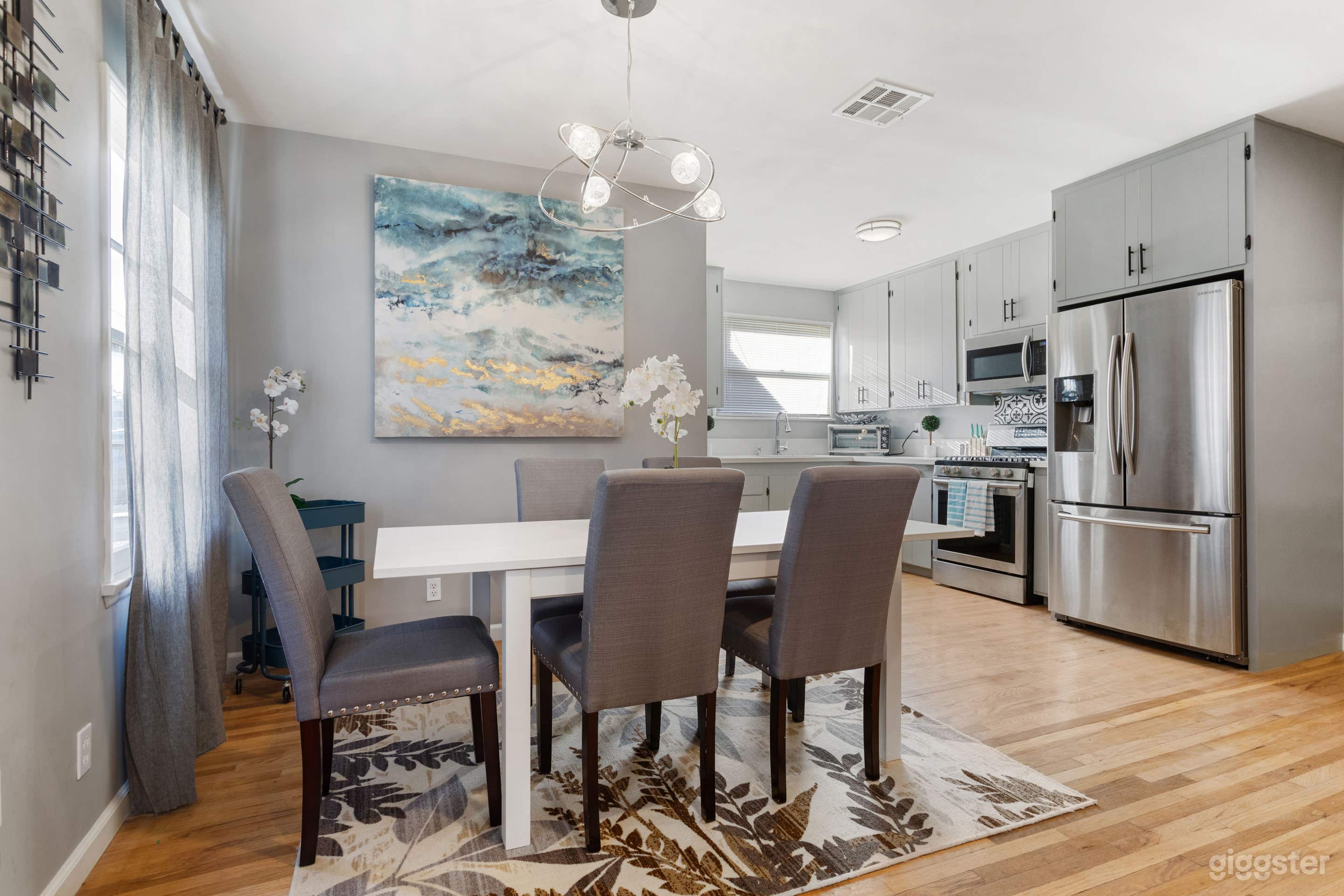 Traditional Home- In Northridge/Sherwood Forest. Photo 3