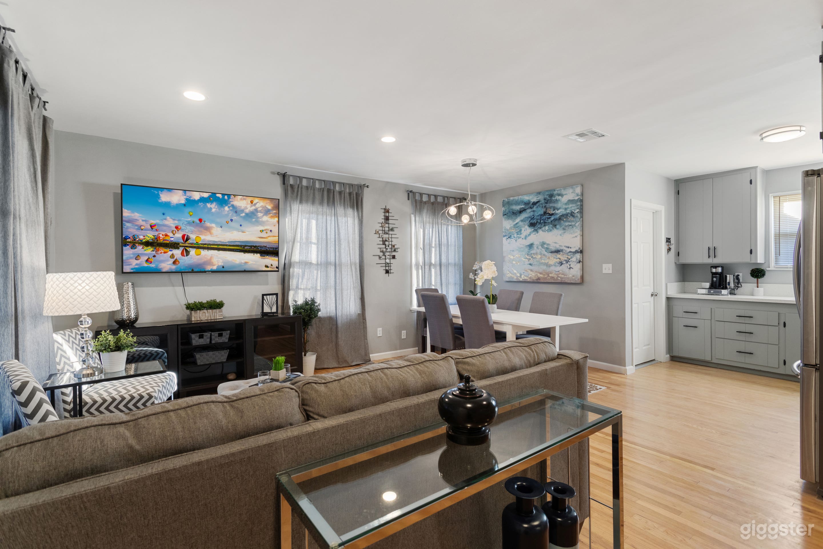 Traditional Home- In Northridge/Sherwood Forest. Photo 1