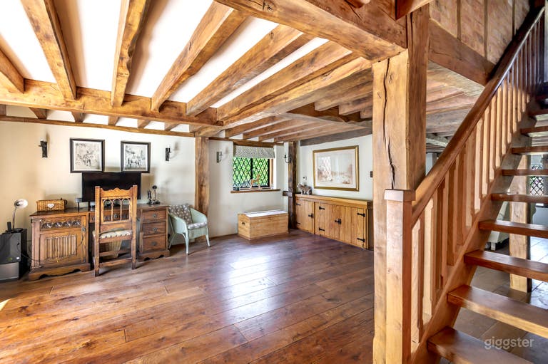  Chocolate Box 16th Century Thatched Cottage 