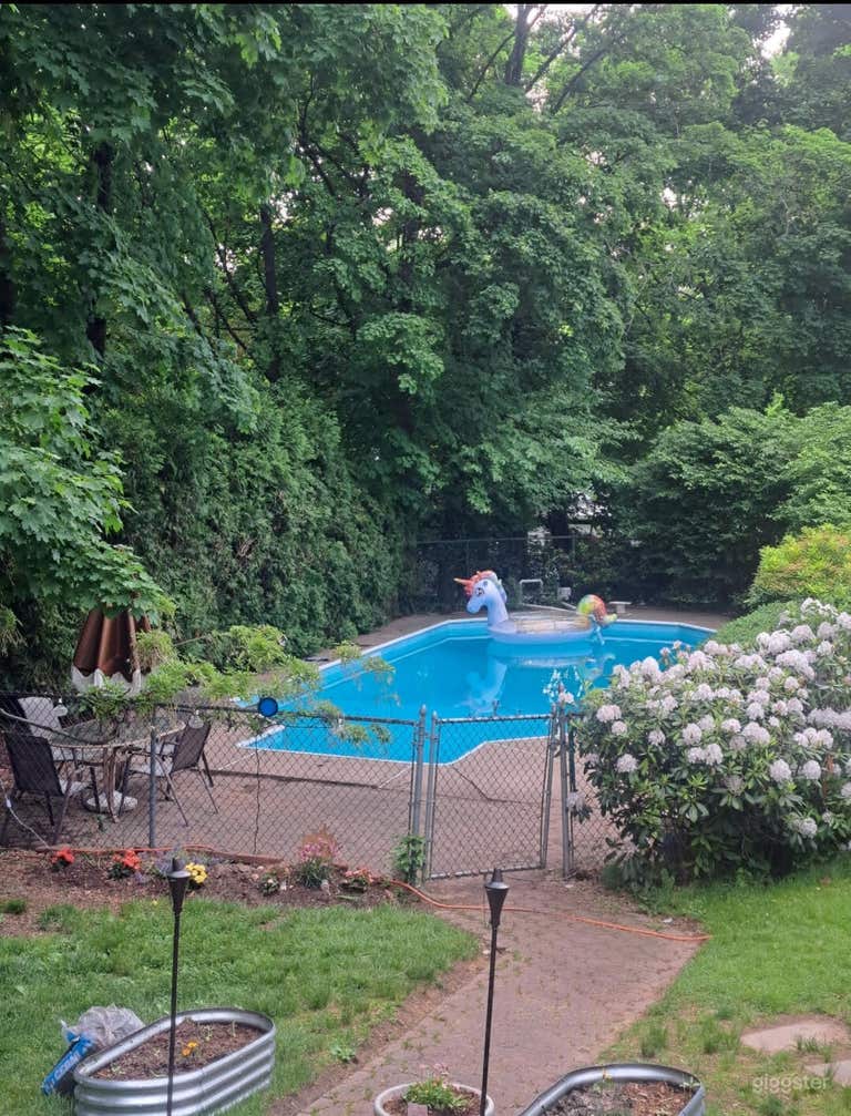  Timeless Charm: Poolside Retreat 