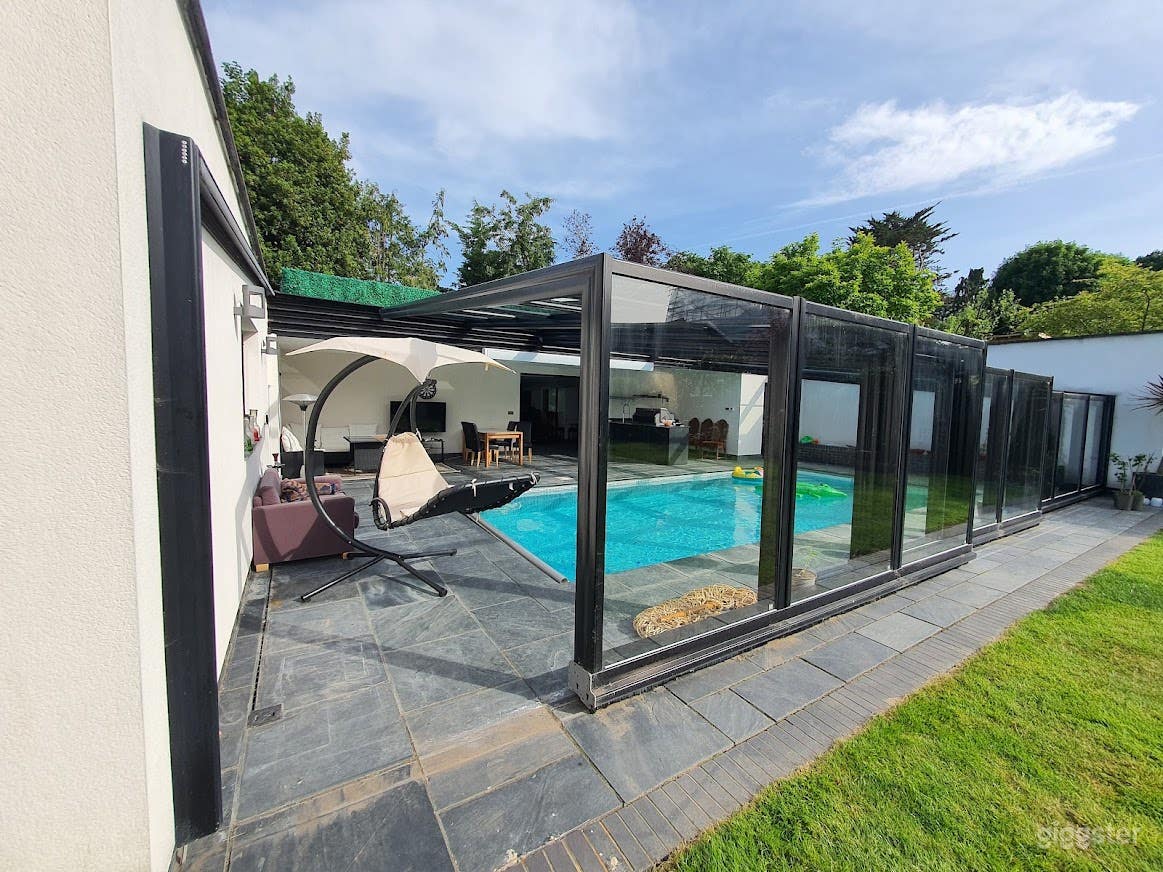 LUXURY FAMILY HOME / POOL / SAUNA / STEAM Photo 2