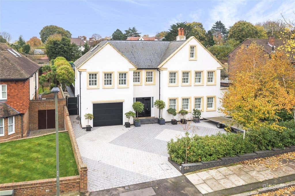 LUXURY FAMILY HOME / POOL / SAUNA / STEAM Photo 3