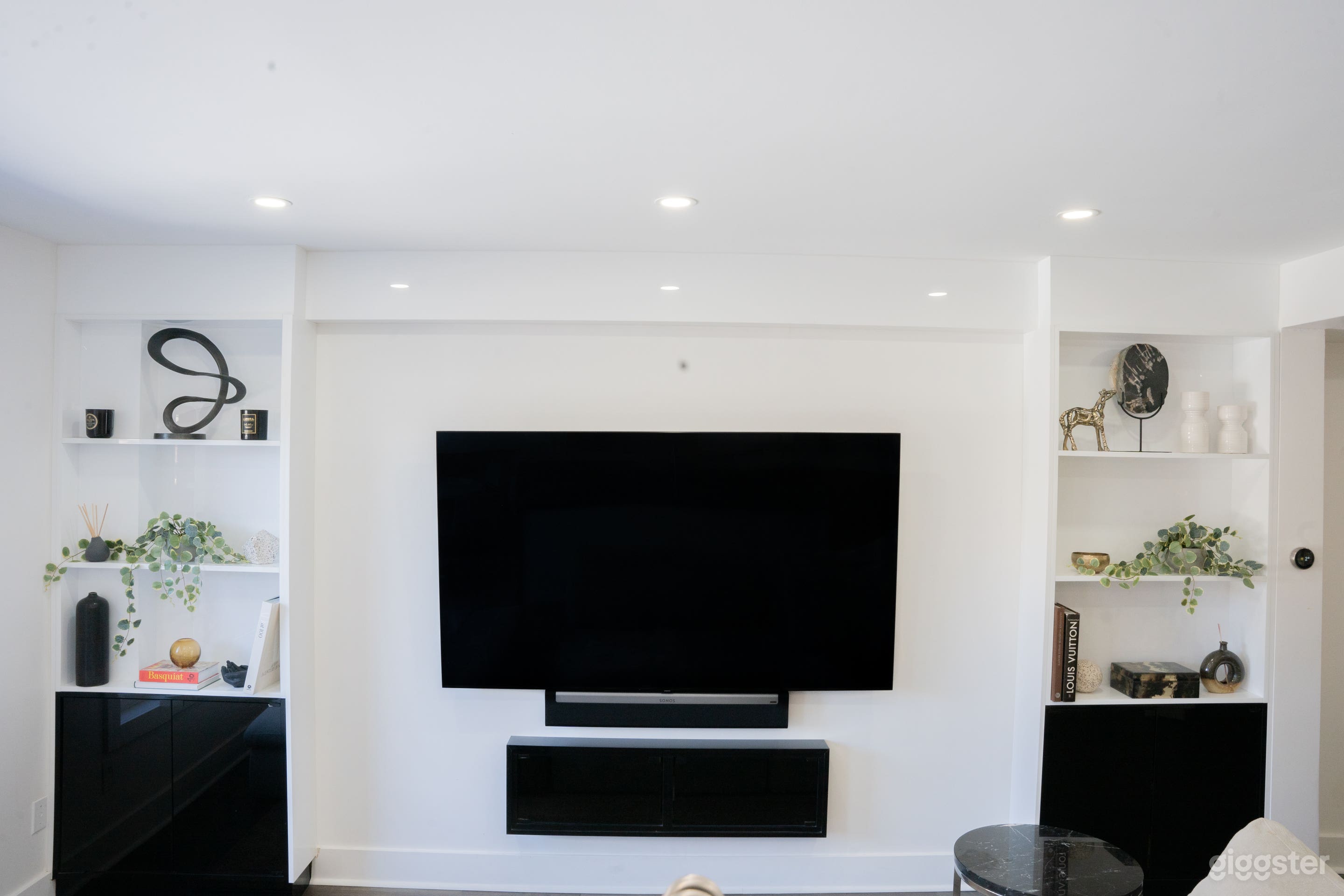 A 2000+ Sqft Chic Furnished Town Home with Lots of Photo 2