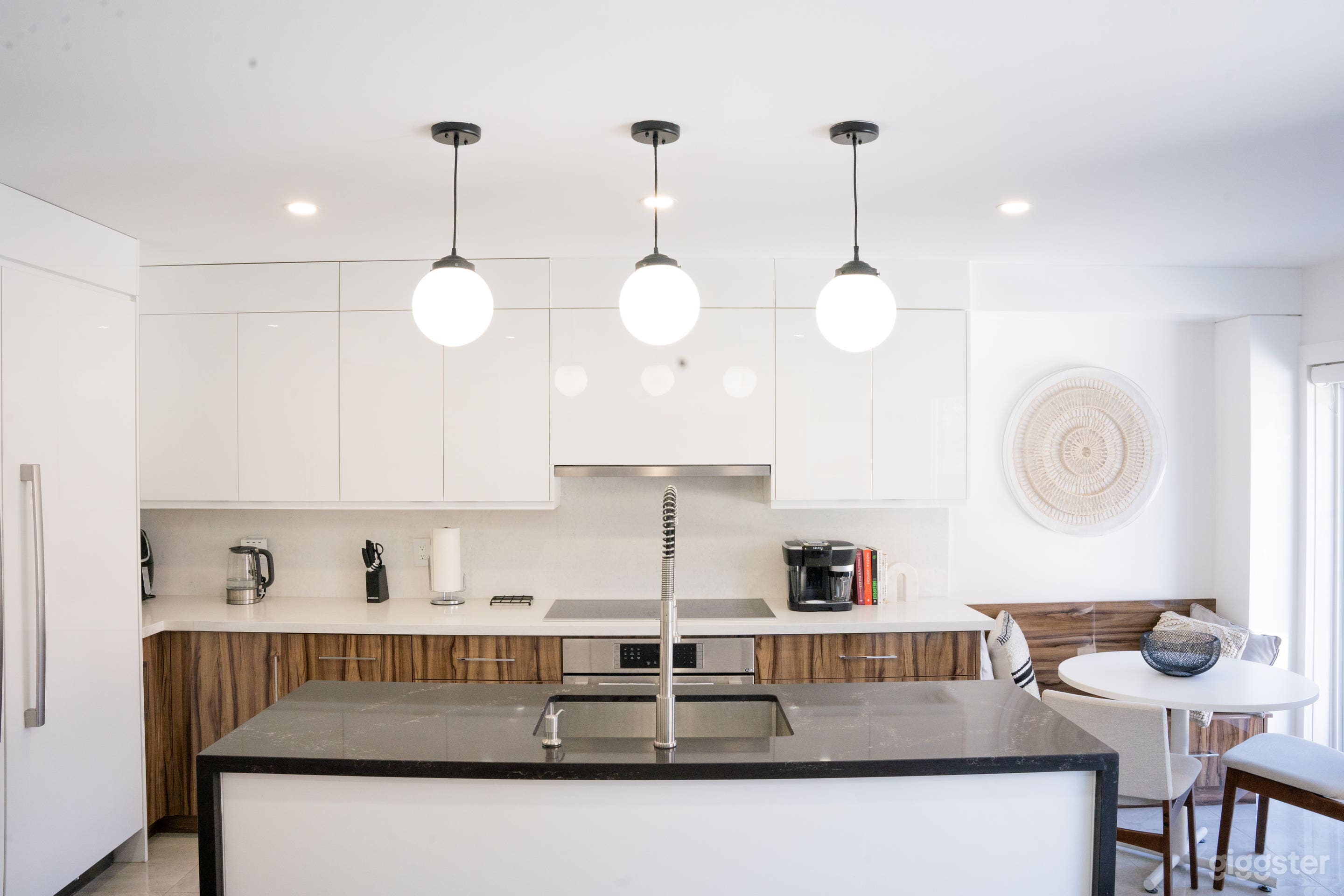 A 2000+ Sqft Chic Furnished Town Home with Lots of Photo 3