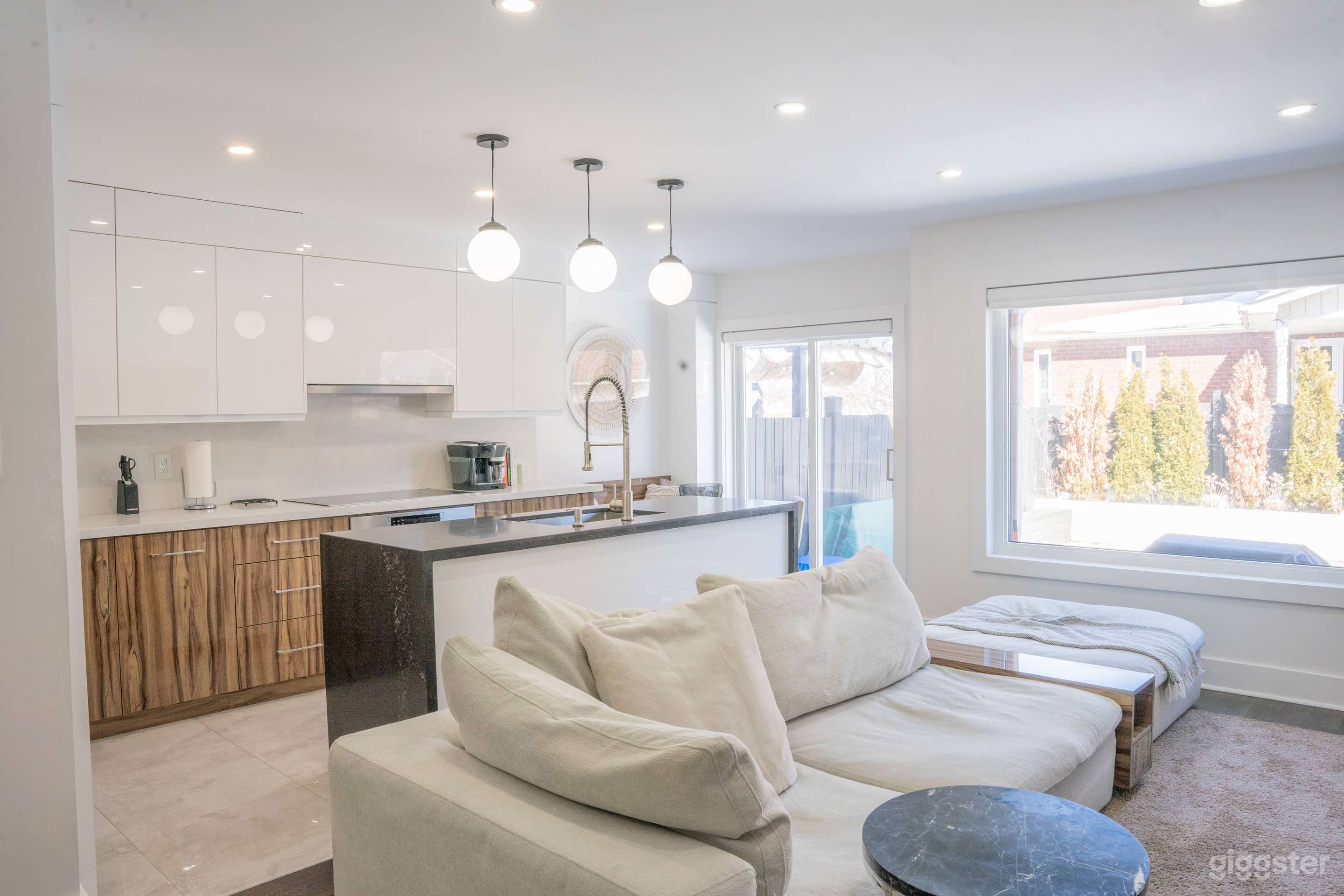 A 2000+ Sqft Chic Furnished Town Home with Lots of Photo 1