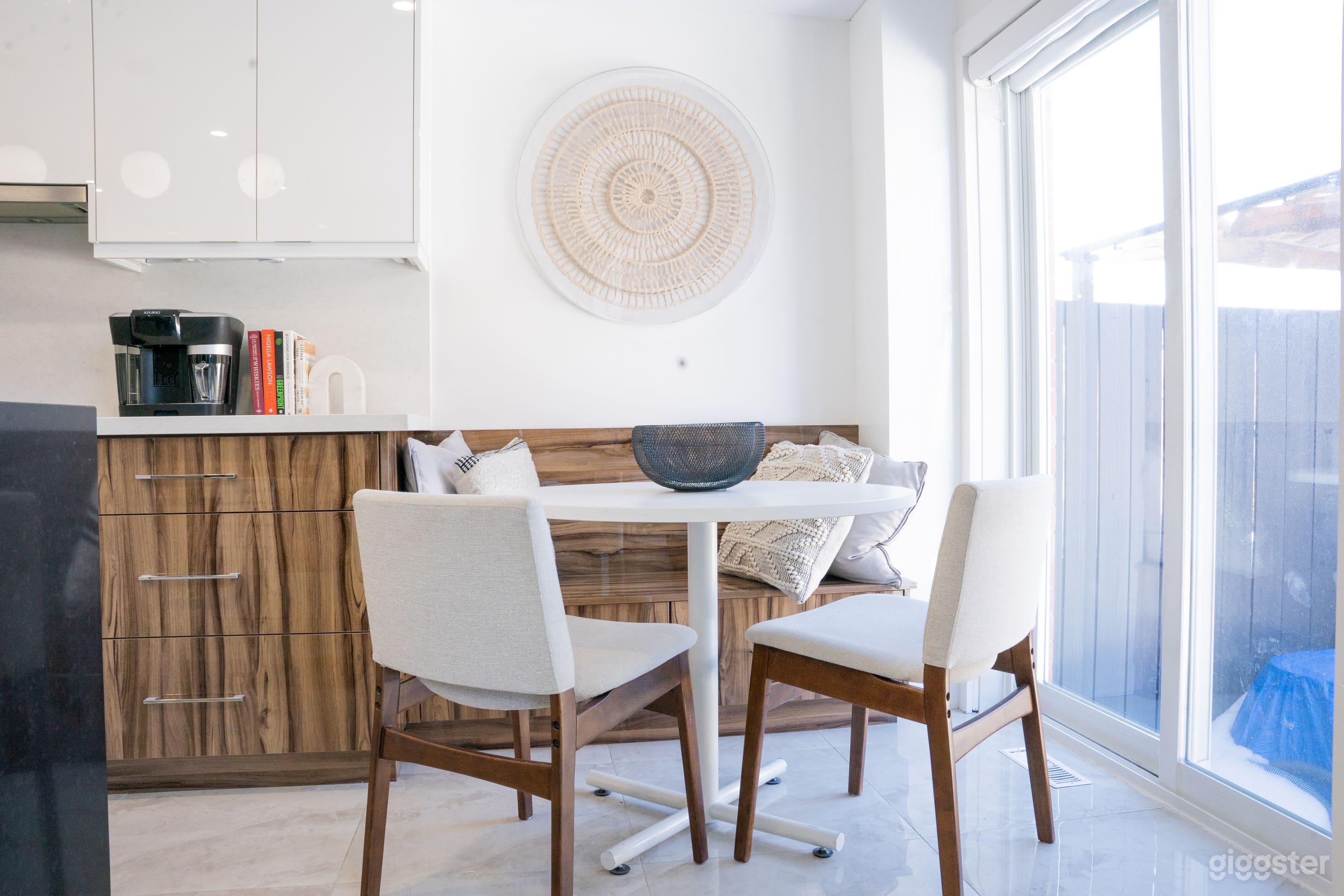 A 2000+ Sqft Chic Furnished Town Home with Lots of Photo 4