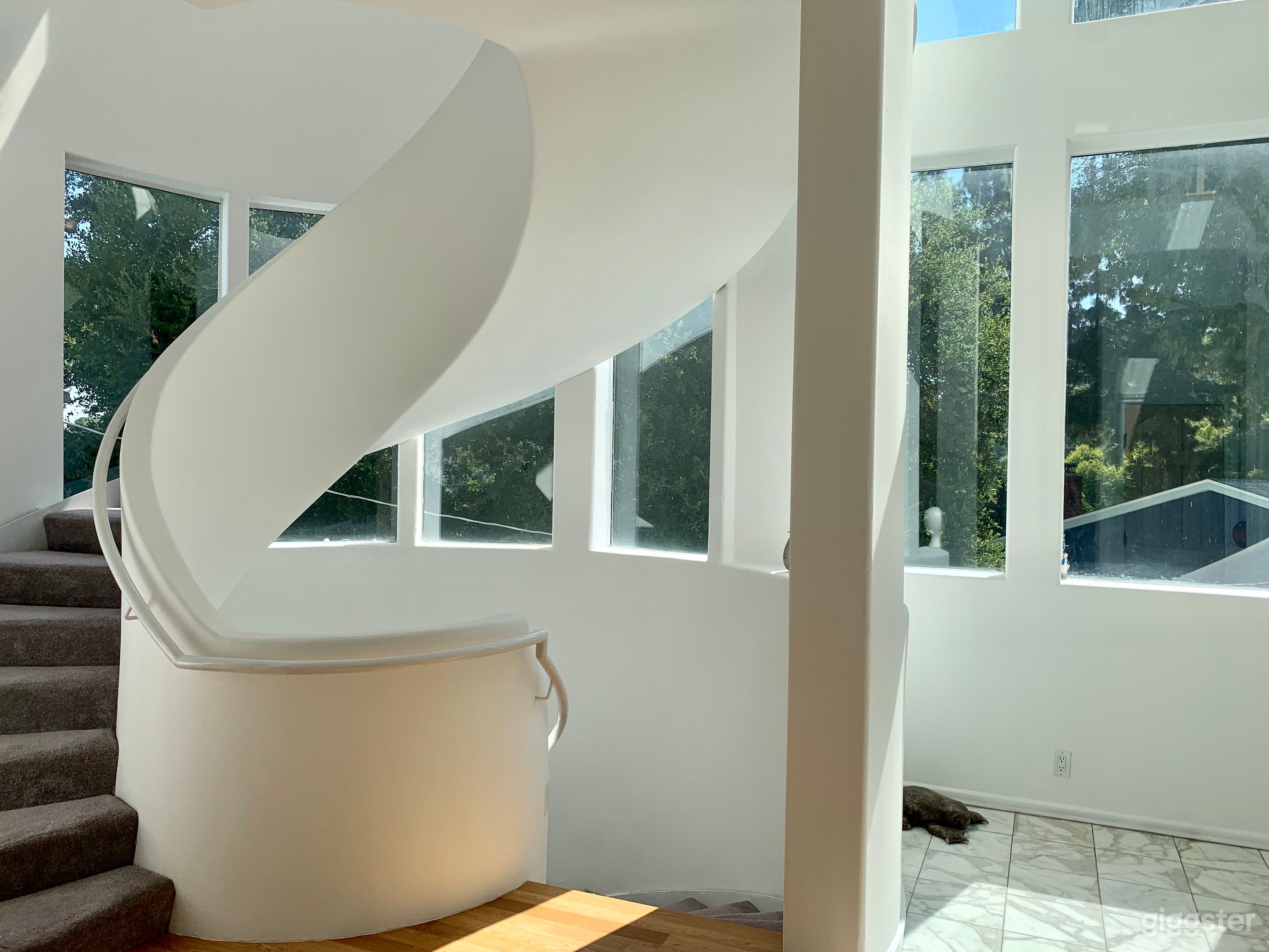 ARCHITECTURAL STRIKING HOUSE Photo 2