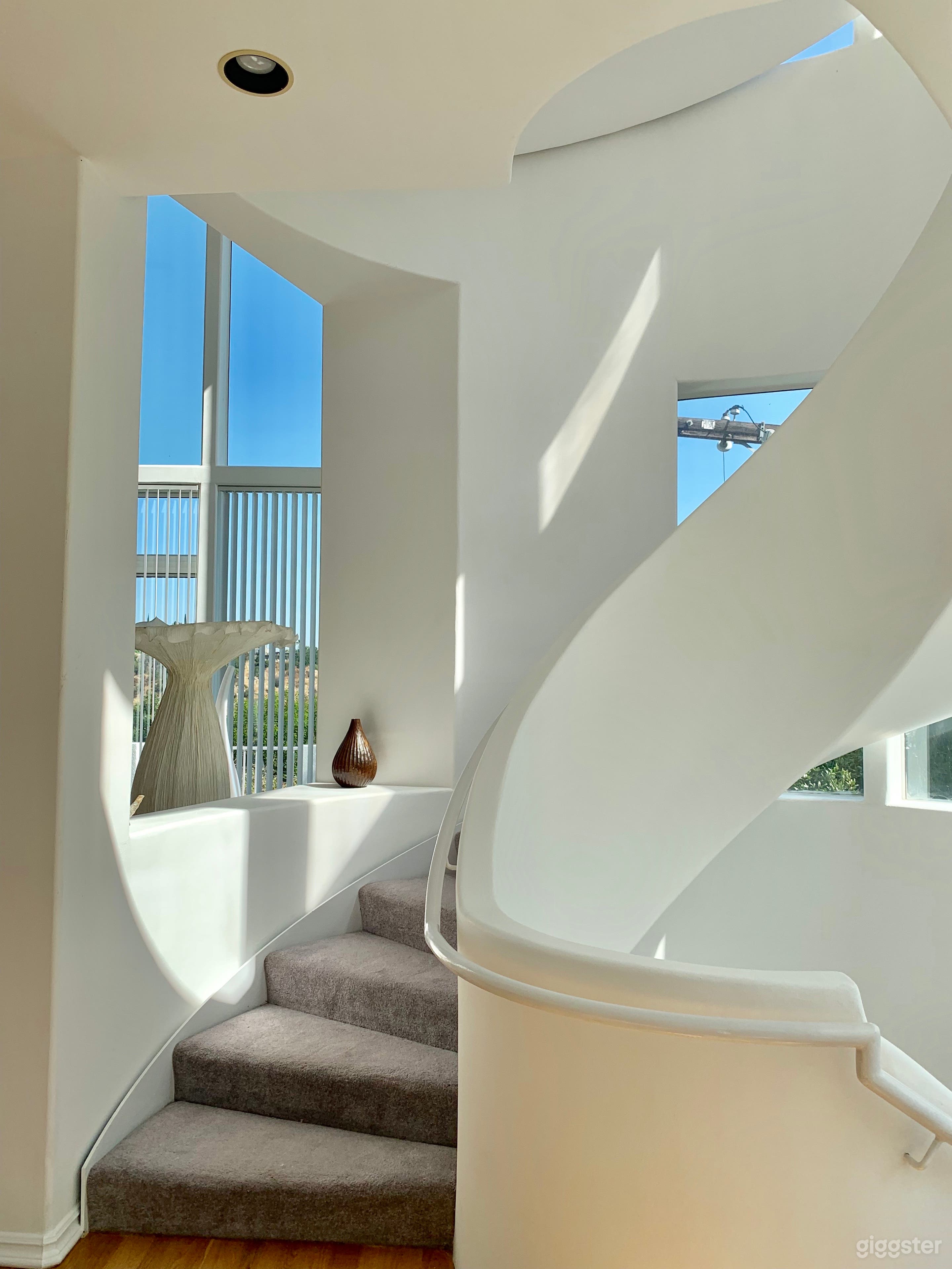 ARCHITECTURAL STRIKING HOUSE Photo 4