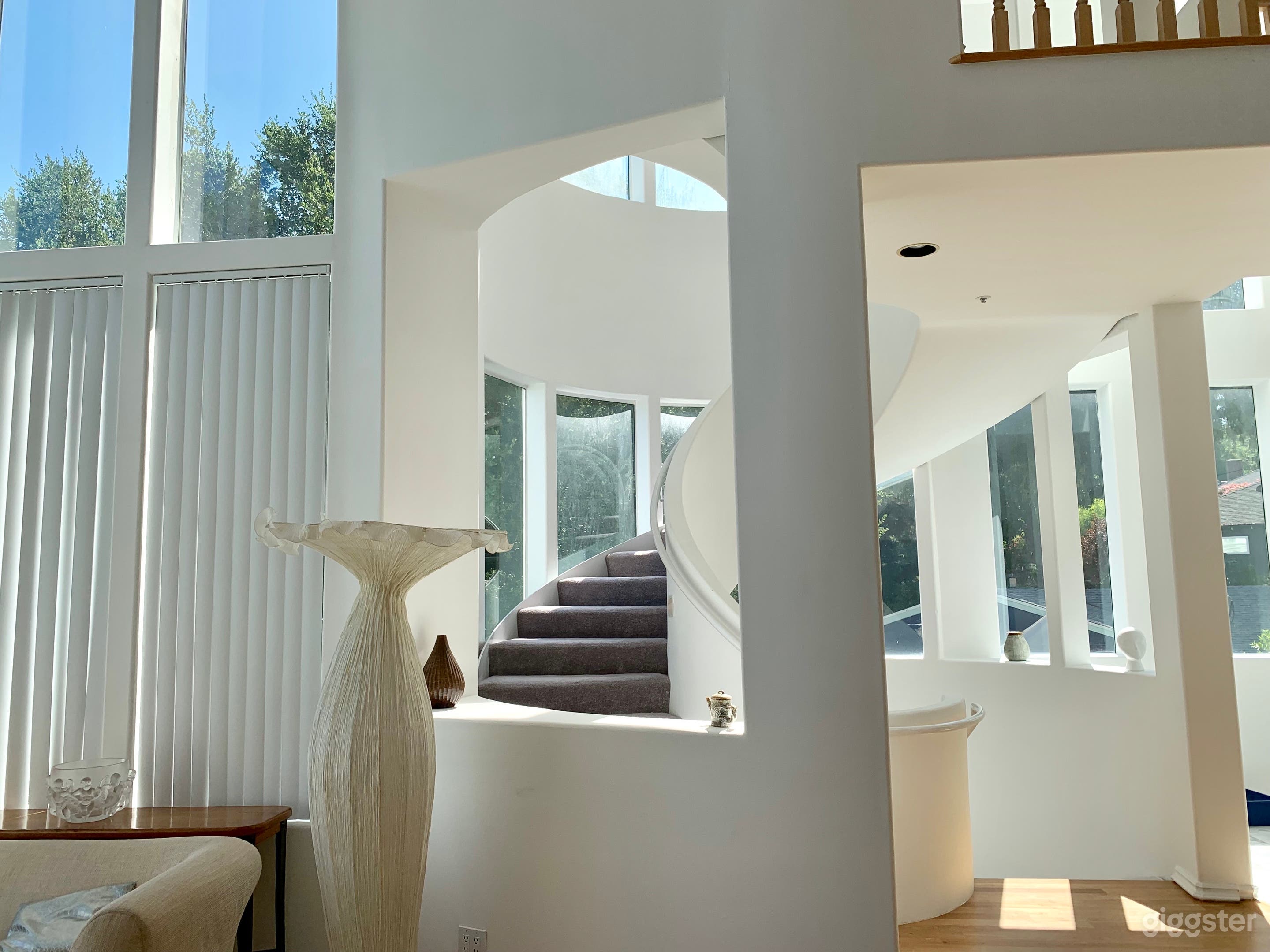 ARCHITECTURAL STRIKING HOUSE Photo 3