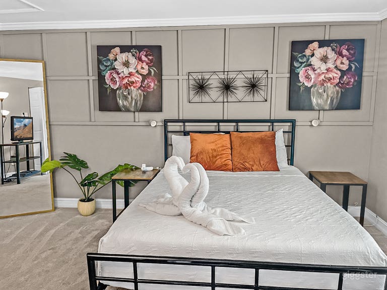  Four thoughtfully designed bedrooms provide versatile settings for your storytelling, while the open-concept living spaces offer flexibility for various shoot setups. 