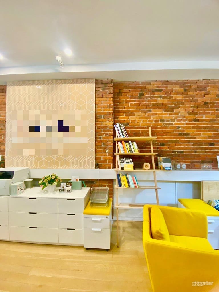  Large Meeting Room for up to 10 Guests 