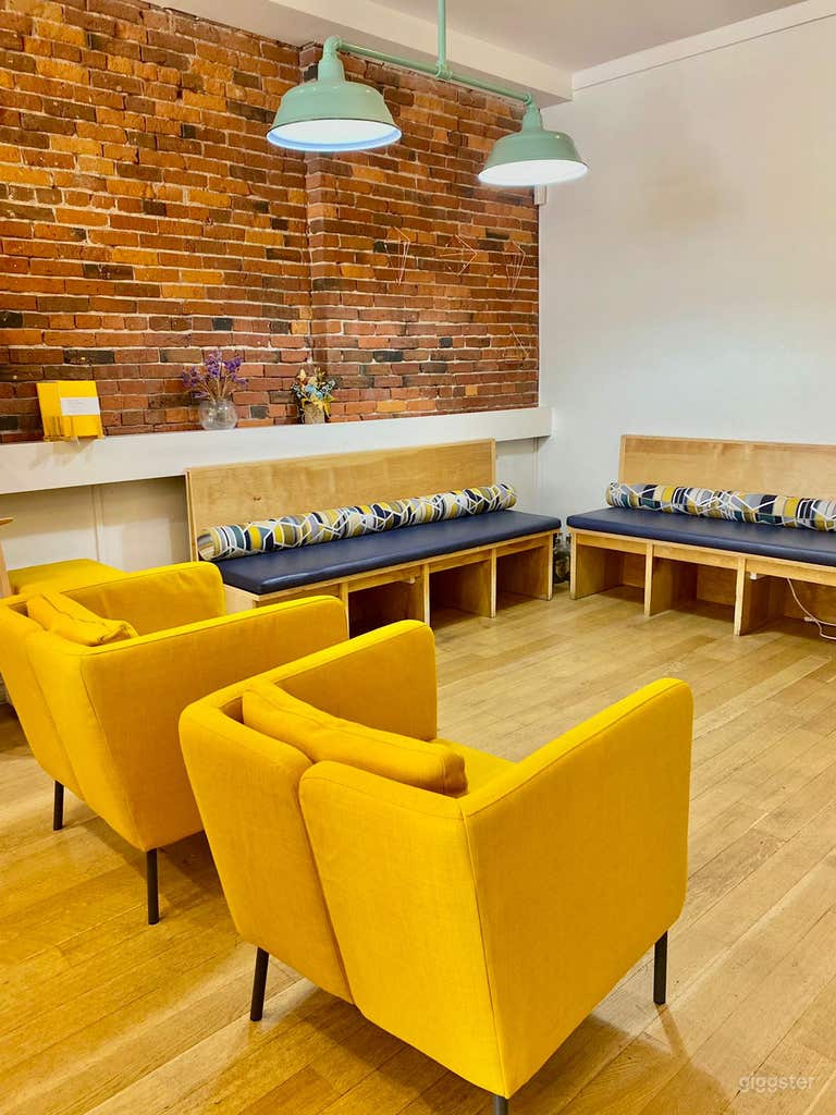  Large Meeting Room for up to 10 Guests 