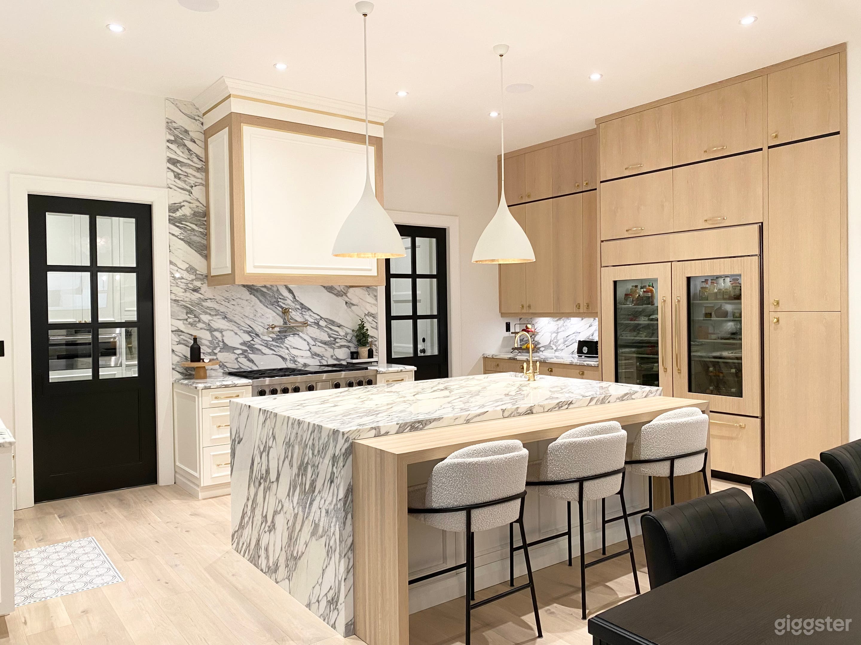 Modern Meets Victorian Home in Olde Oakville Photo 2