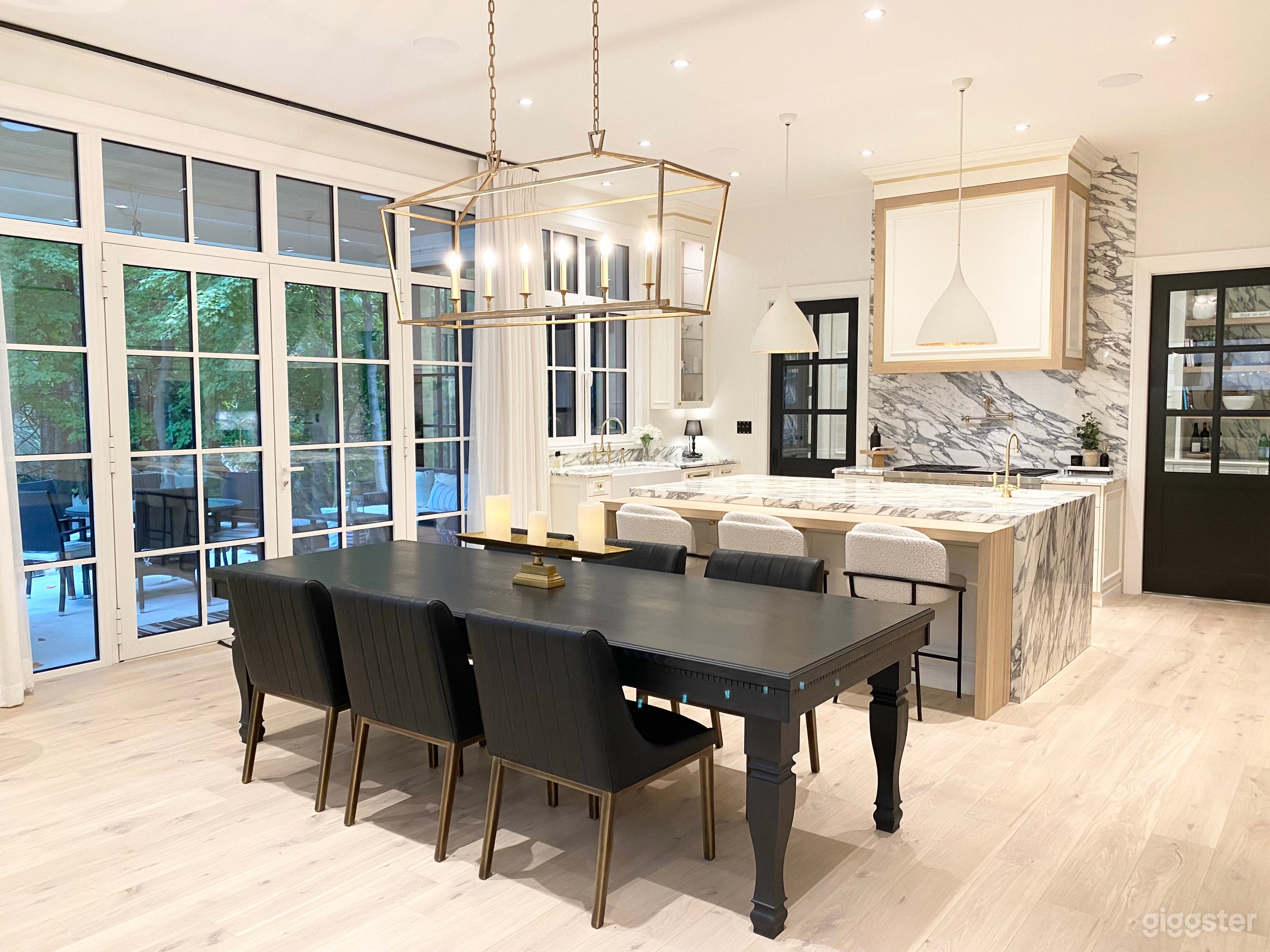 Modern Meets Victorian Home in Olde Oakville Photo 4