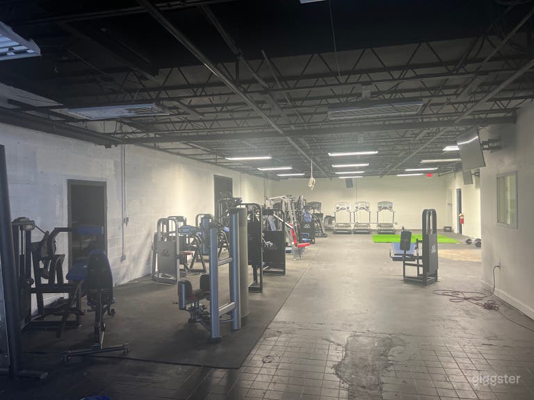  Il y a plusieurs zones pour l'esthétique et l'usage du fitness, y compris la principale zone de boxe avec ring de boxe et un espace ouvert.  