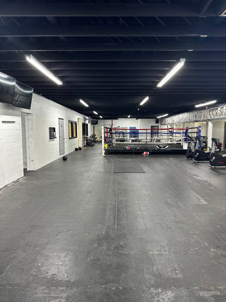  Ceci est une salle de boxe et un studio de fitness. 