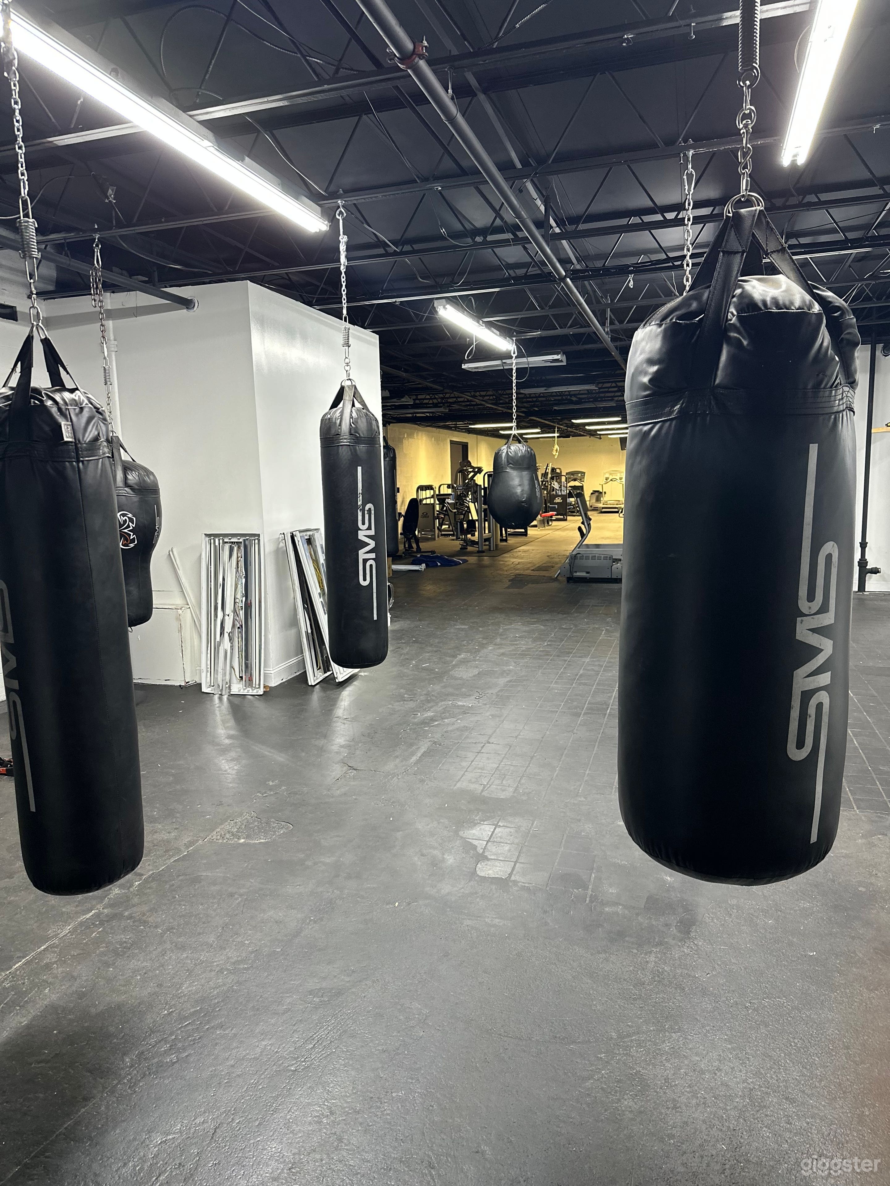 The space is perfect for movie sets, video shoots, fitness videos, fitness/boxing content space, fitness classes/workshops, and other options.
