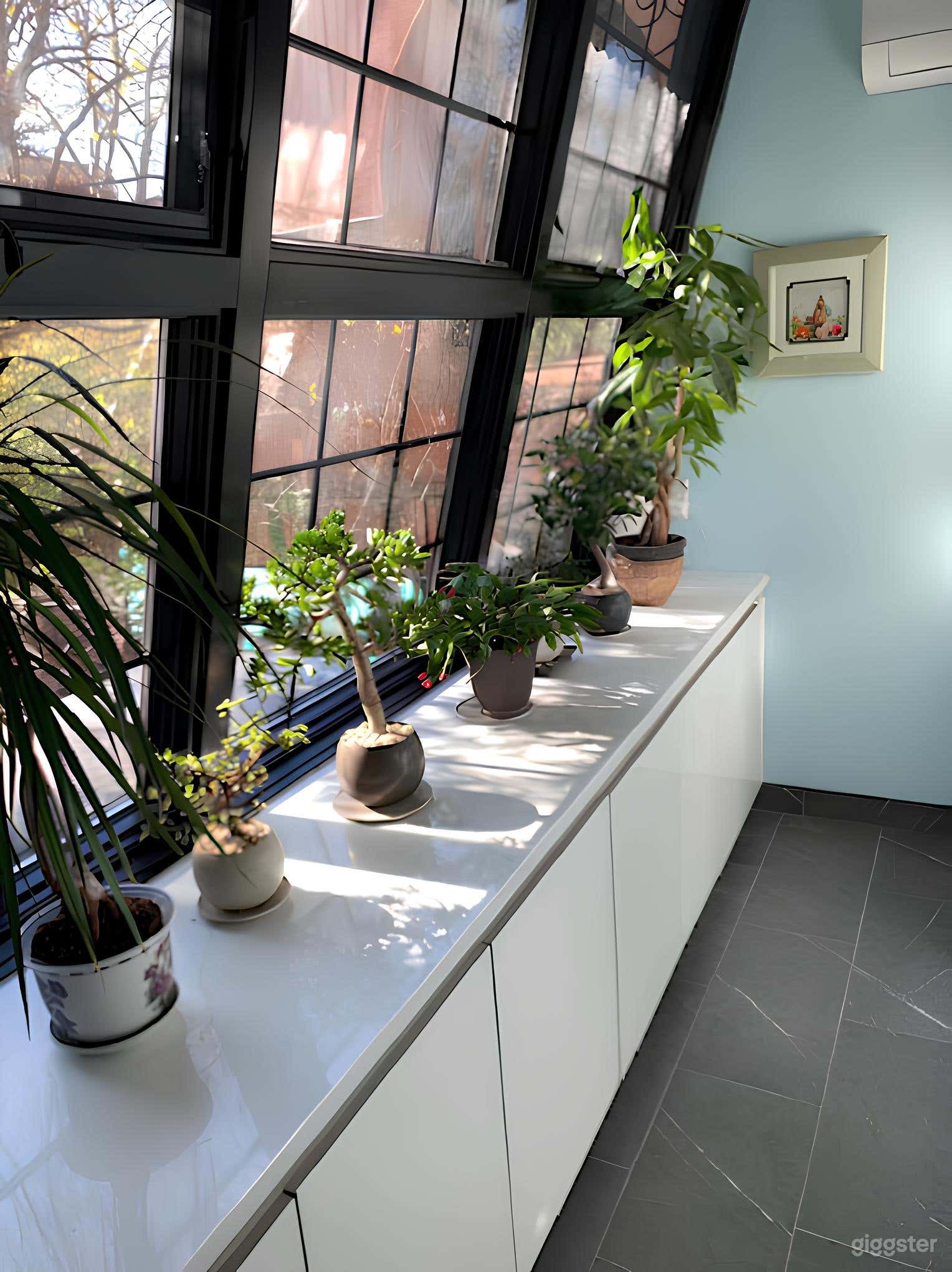 Vibrant Shiny Kitchen Studio Set Photo 4