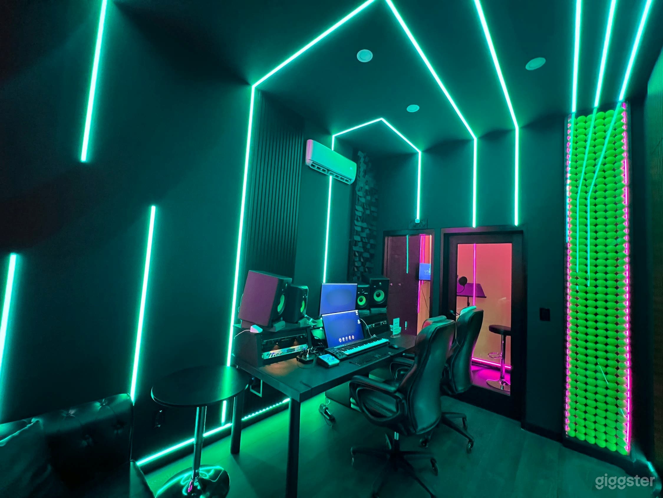 Modern Multi-Room Studio Space with Unique Visual Themes Photo 4