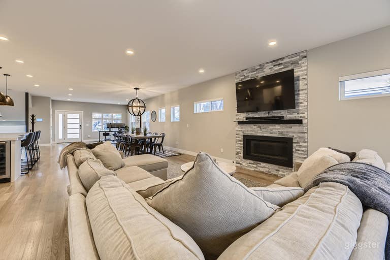  Luxury Modern Duplex with Bright Chefs Kitchen 