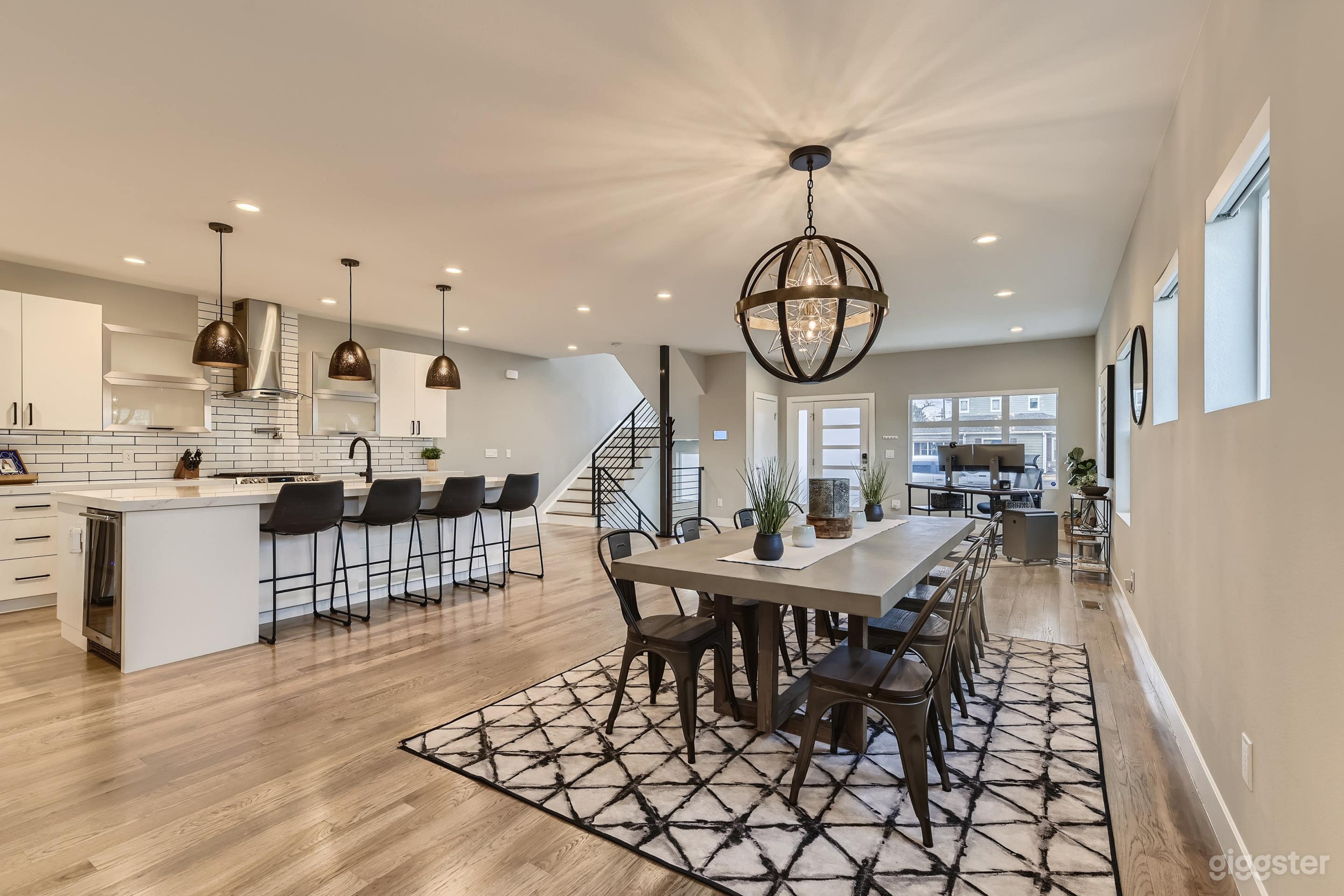 Luxury Modern Duplex with Bright Chefs Kitchen Photo 4