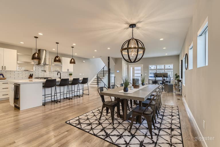  Luxury Modern Duplex with Bright Chefs Kitchen 