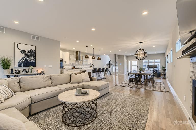  Luxury Modern Duplex with Bright Chefs Kitchen 