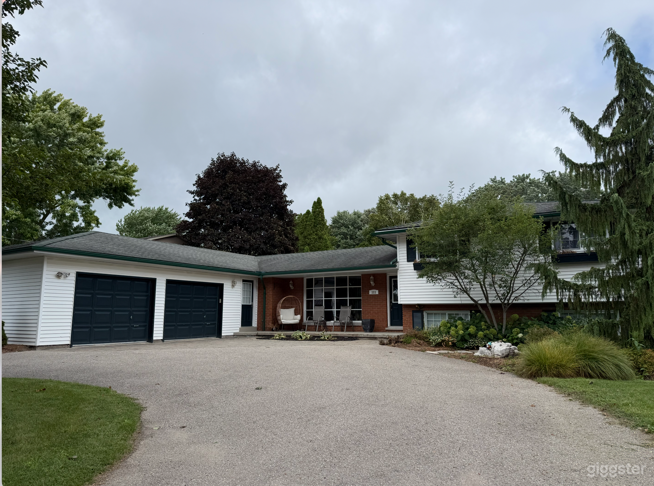 1960s Home, Acre Lot + Wooded Backdrop Photo 3