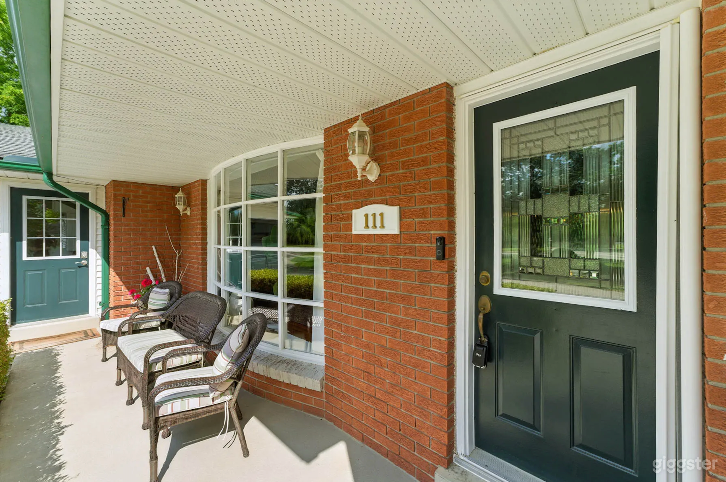 1960s Home, Acre Lot + Wooded Backdrop Photo 2