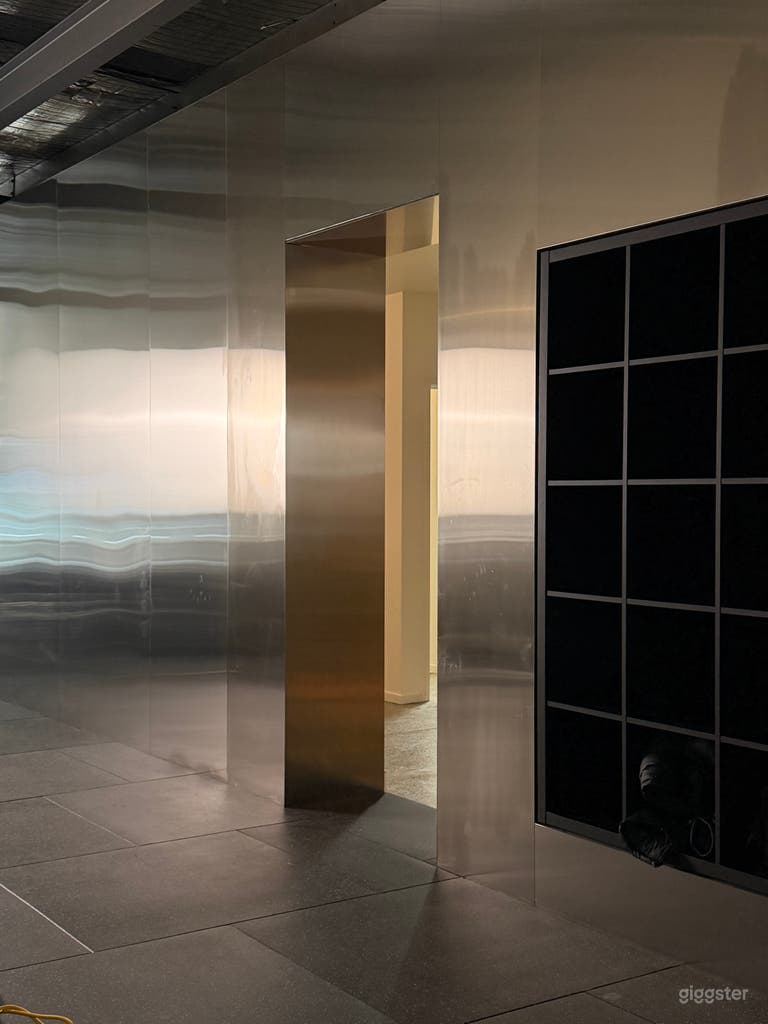  Espacio de Gimnasio de Diseño | Estética Elegante en Cromo y Beige 